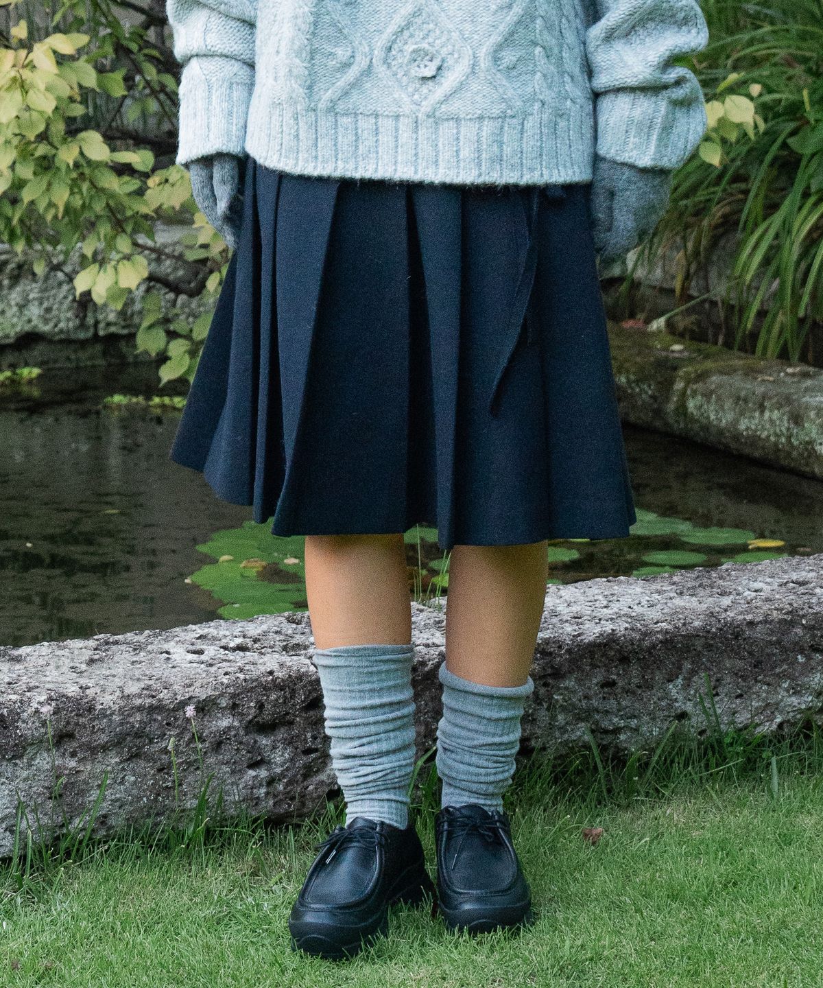 튜드먼트(TTUDEMENT) RIBBON TIE PLEATED MIDI SKIRT NAVY