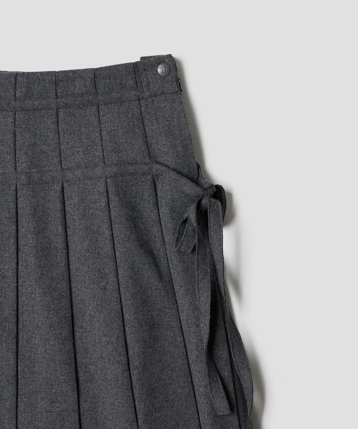 튜드먼트(TTUDEMENT) RIBBON TIE PLEATED MIDI SKIRT GREY
