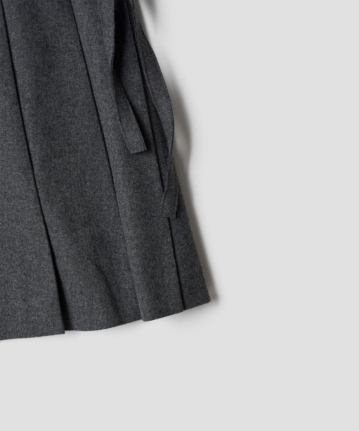 튜드먼트(TTUDEMENT) RIBBON TIE PLEATED MIDI SKIRT GREY