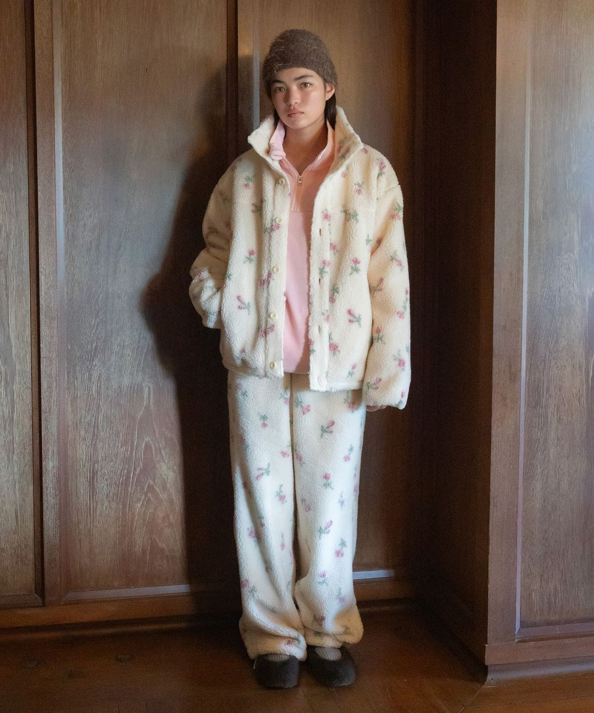 튜드먼트(TTUDEMENT) FLORAL FLEECE PANTS IVORY