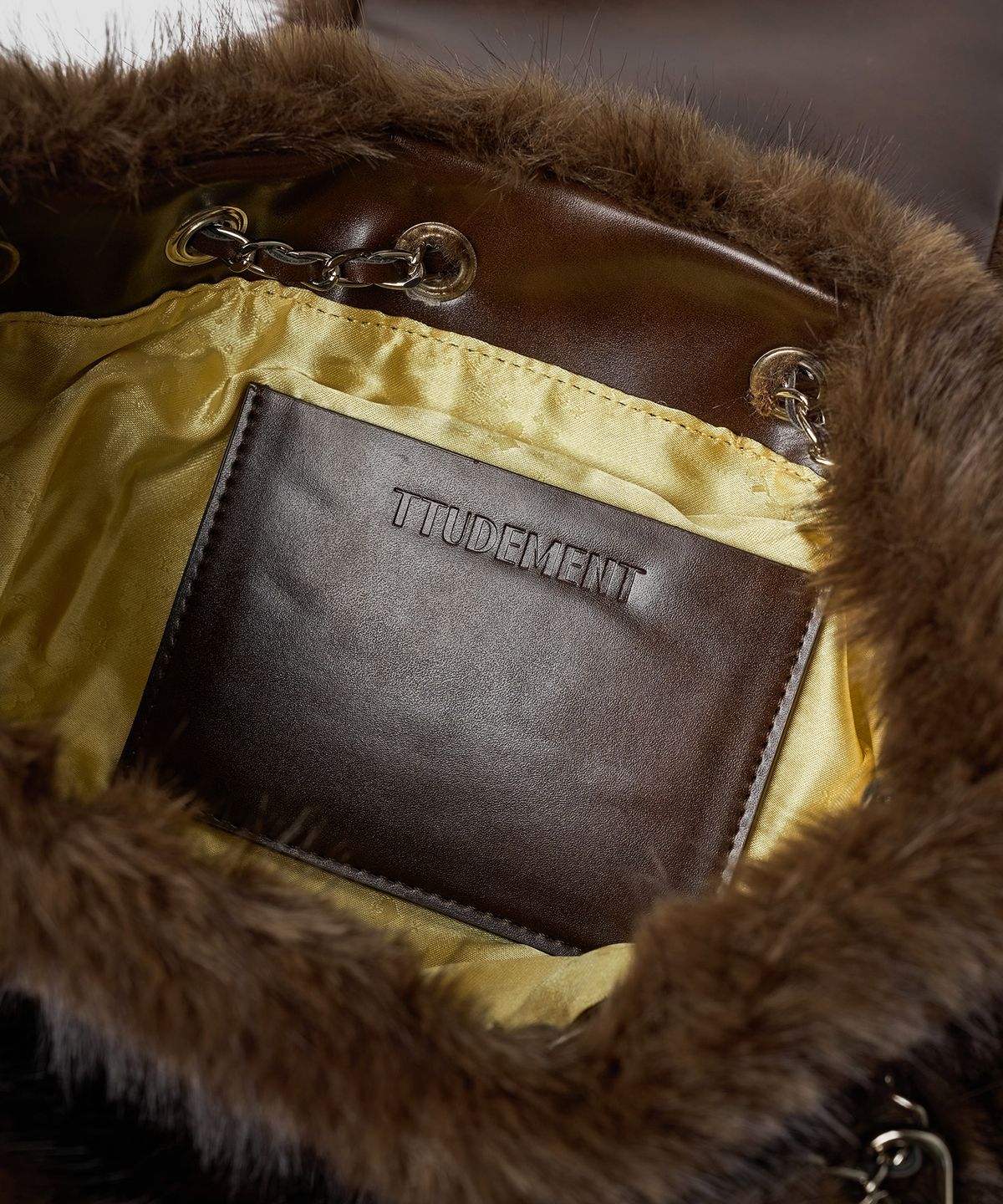 튜드먼트(TTUDEMENT) FAUX FUR CHAIN STRAP BACKPACK BROWN