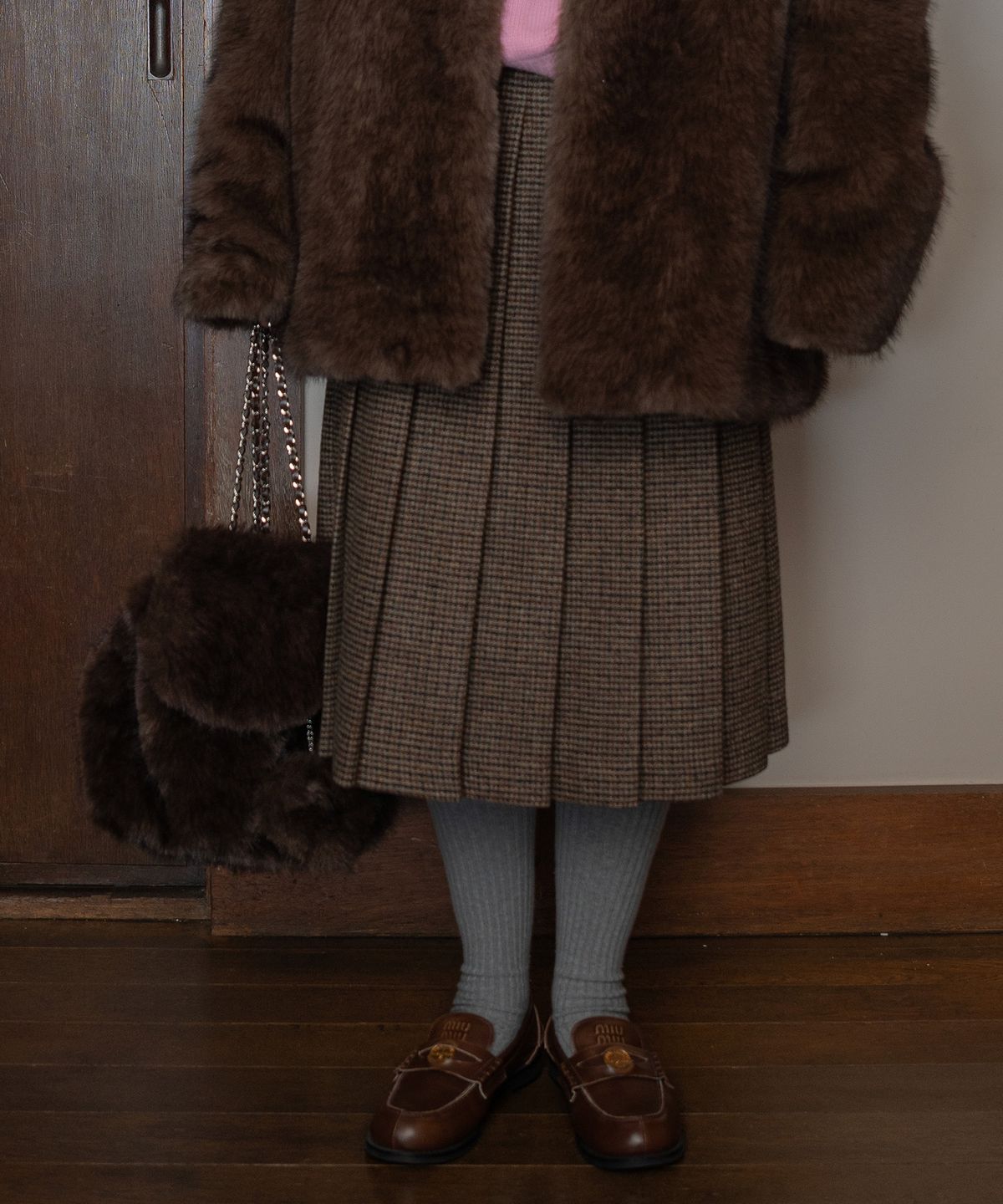 튜드먼트(TTUDEMENT) FAUX FUR CHAIN STRAP BACKPACK BROWN