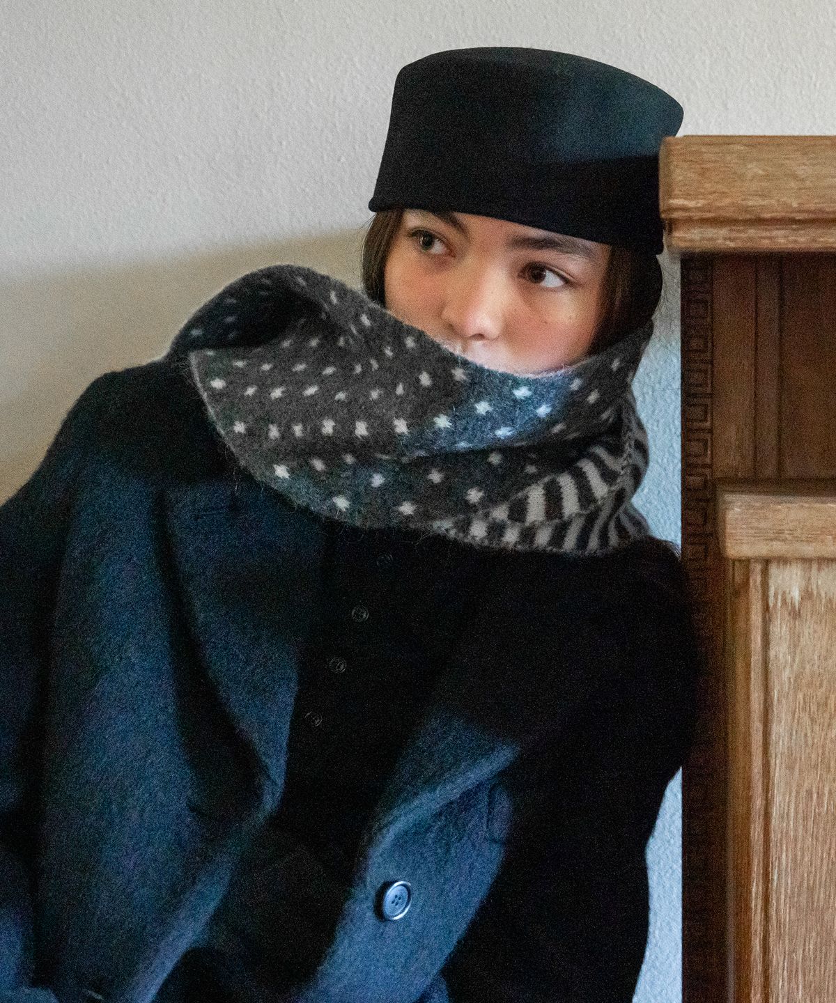 튜드먼트(TTUDEMENT) DOT STRIPE KNIT MUFFLER CHARCOAL
