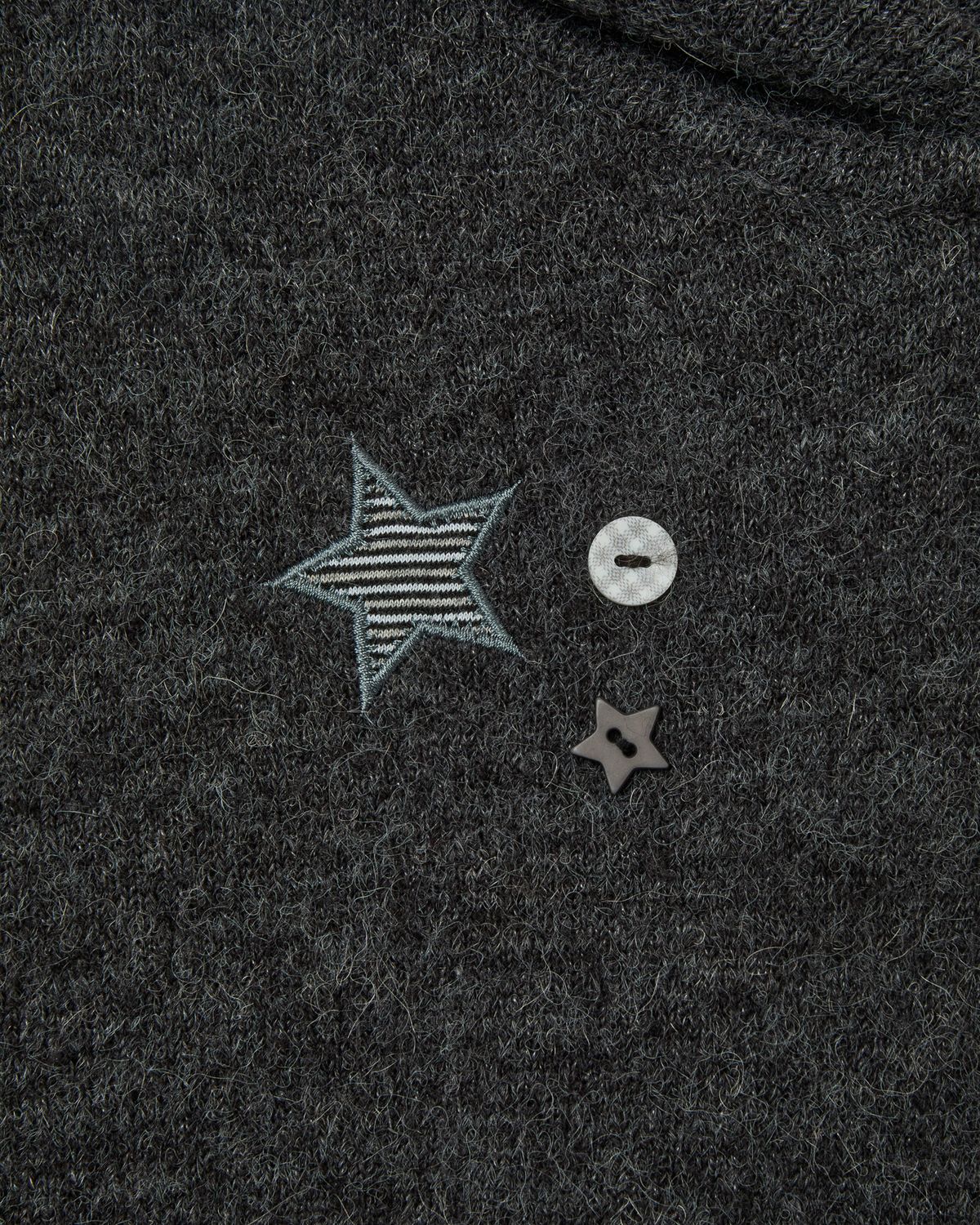 에이이에이이(AEAE) LAYERED KNIT HOODIE [CHARCOAL]
