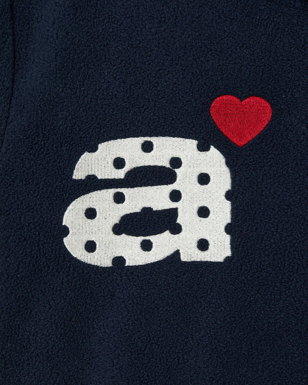 에이이에이이(AEAE) DOT SMALL LETTER FLEECE HOODIE [NAVY]
