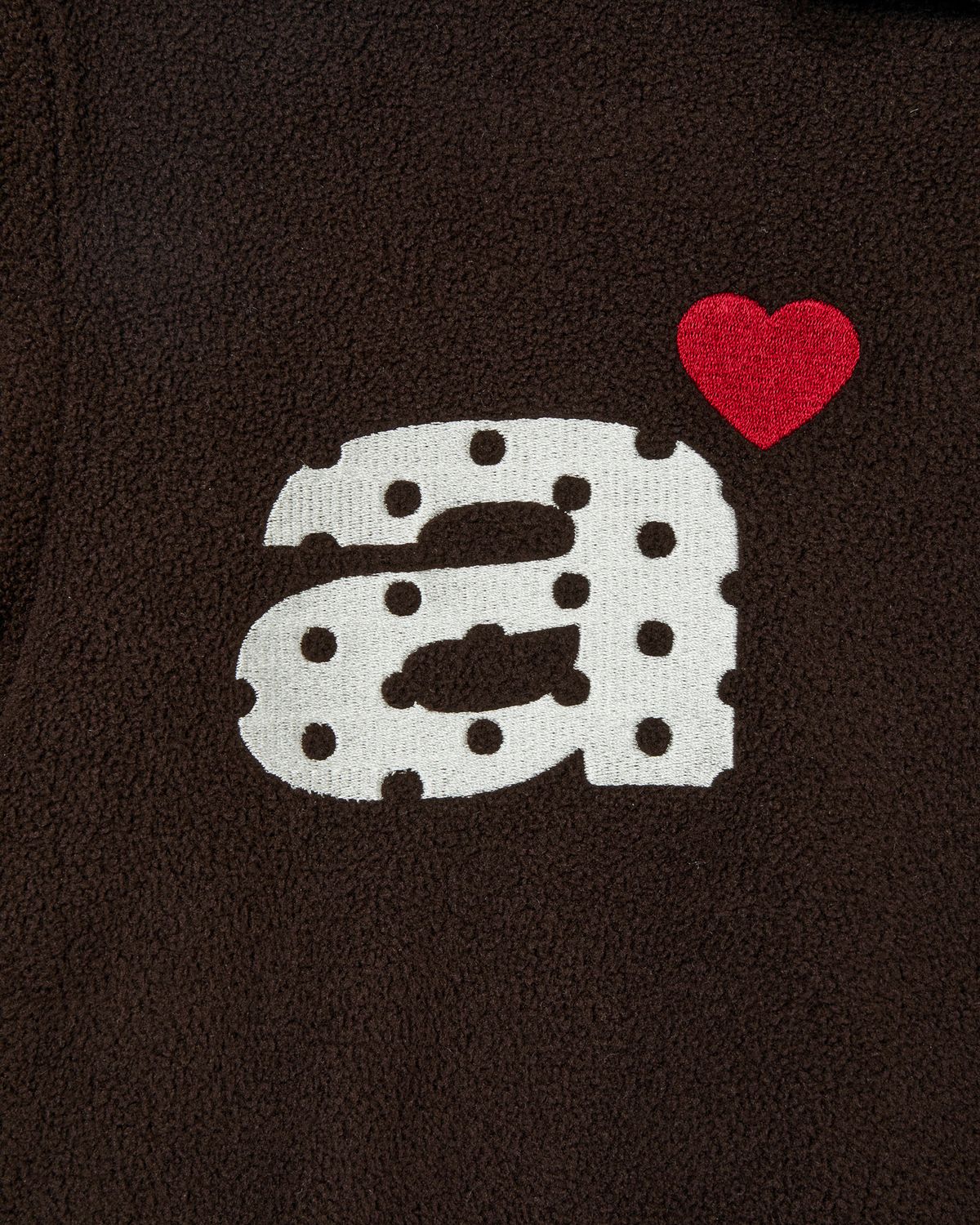 에이이에이이(AEAE) DOT SMALL LETTER FLEECE HOODIE [BROWN]
