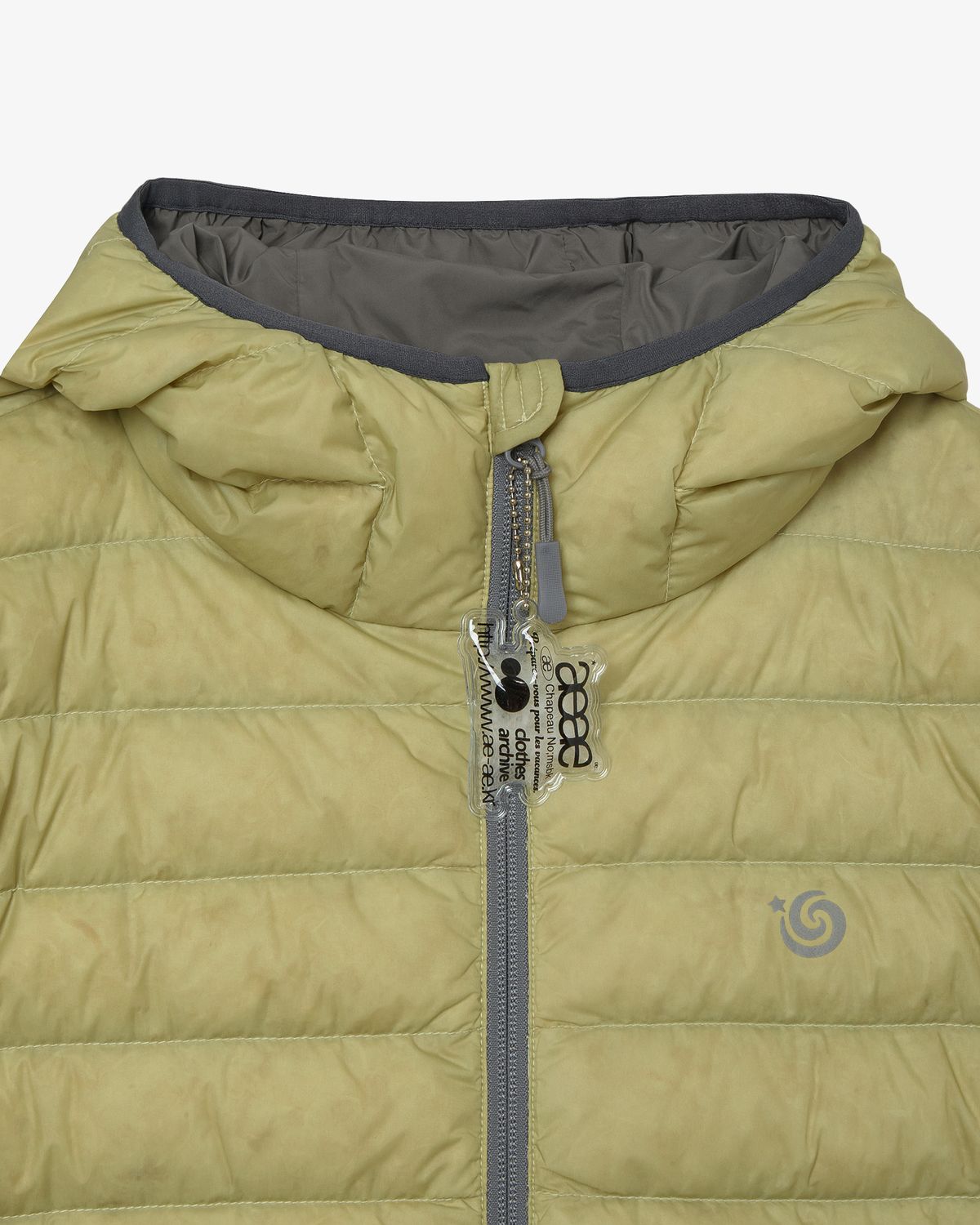 에이이에이이(AEAE) SYMBOL LIGHT DOWN JACKET [OLIVE]