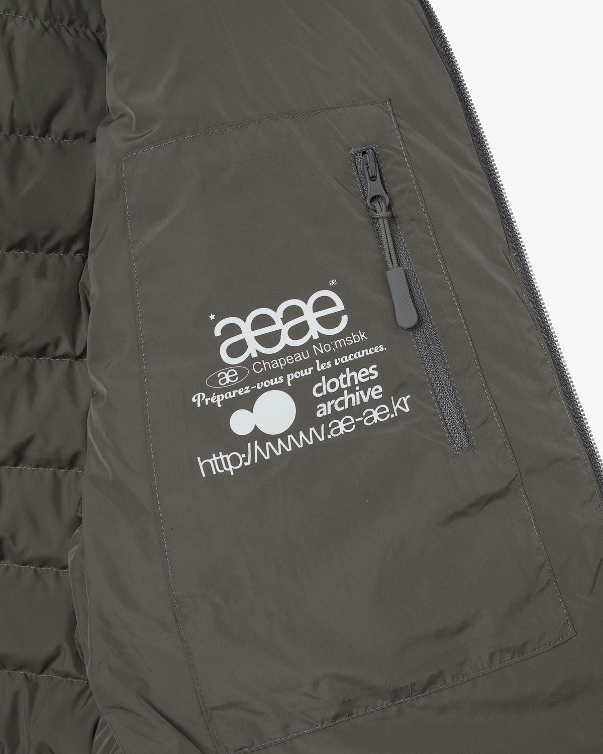 에이이에이이(AEAE) SYMBOL LIGHT DOWN JACKET [OLIVE]