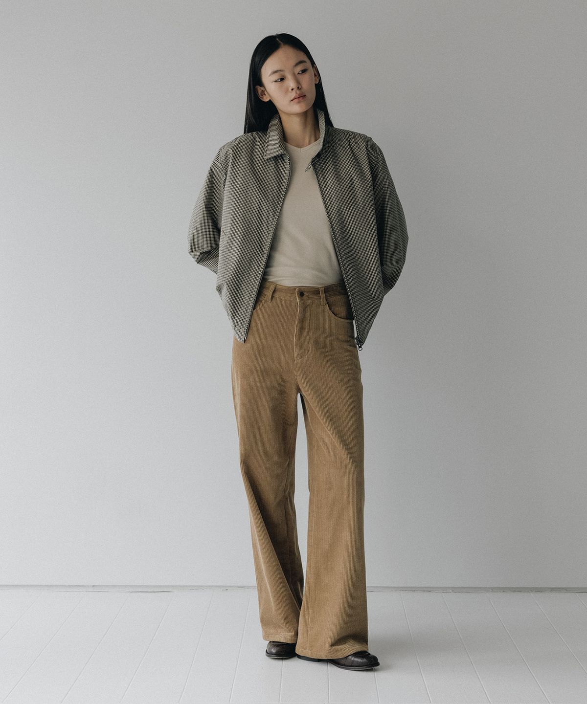 블랭크룸 우먼(BLANKROOM HER) 로우 브이 넥 티_LIGHT BEIGE