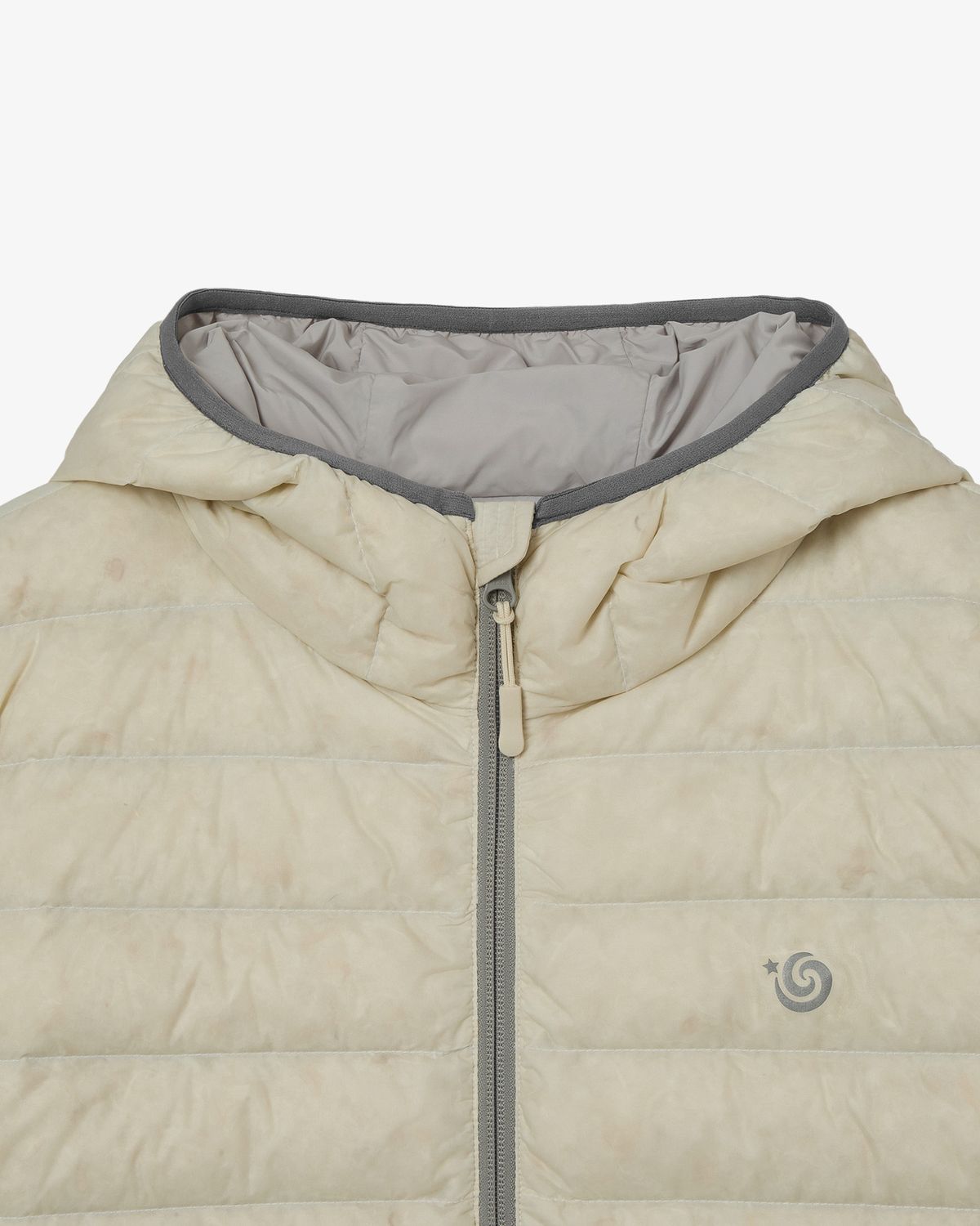 에이이에이이(AEAE) SYMBOL LIGHT DOWN JACKET [CREAM]