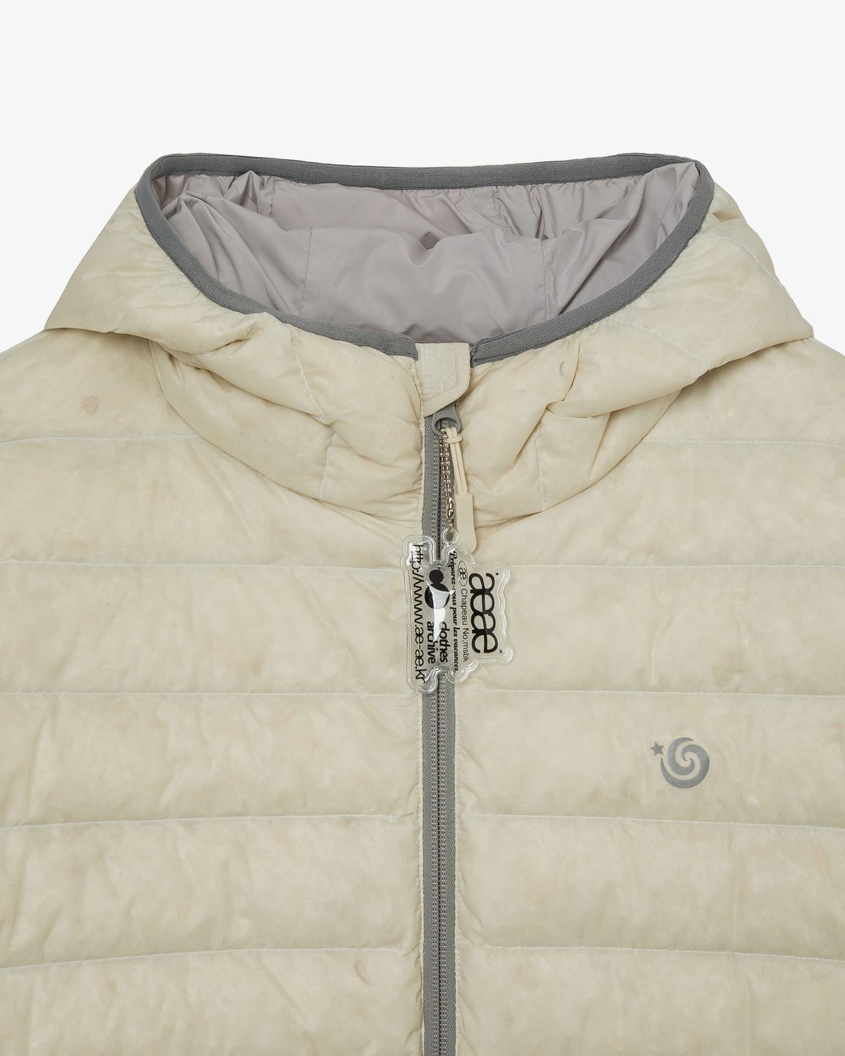 에이이에이이(AEAE) SYMBOL LIGHT DOWN JACKET [CREAM]