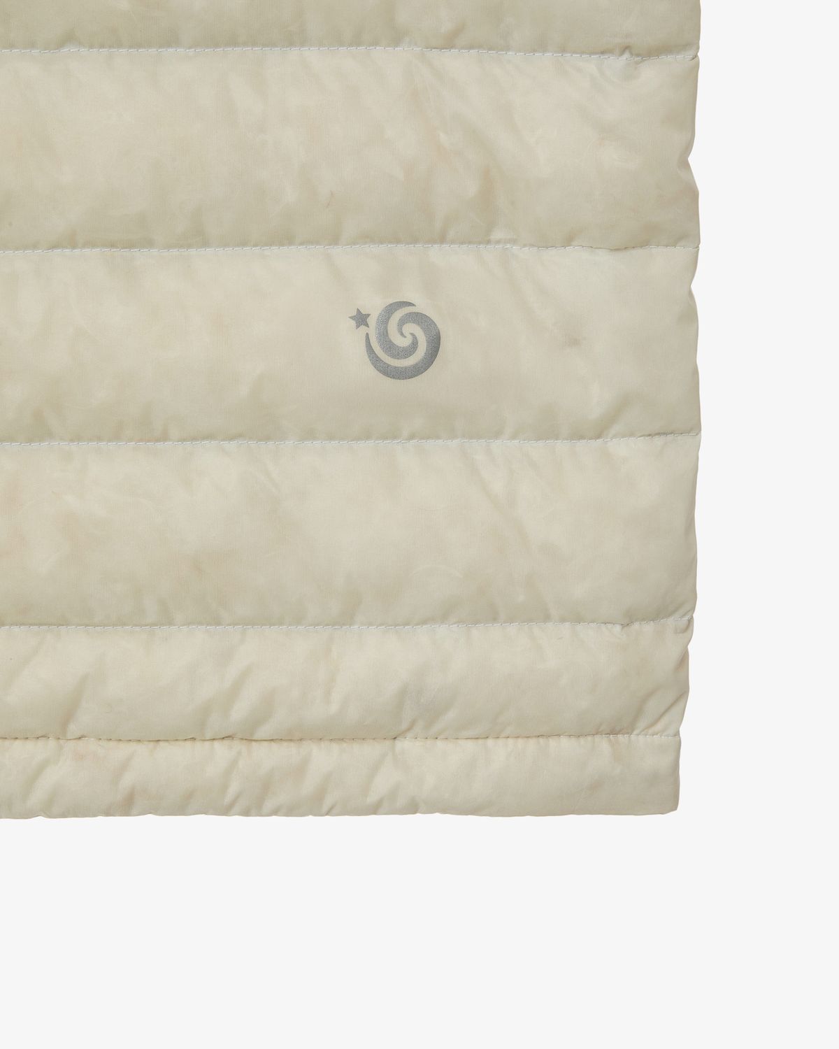 에이이에이이(AEAE) SYMBOL LIGHT DOWN JACKET [CREAM]