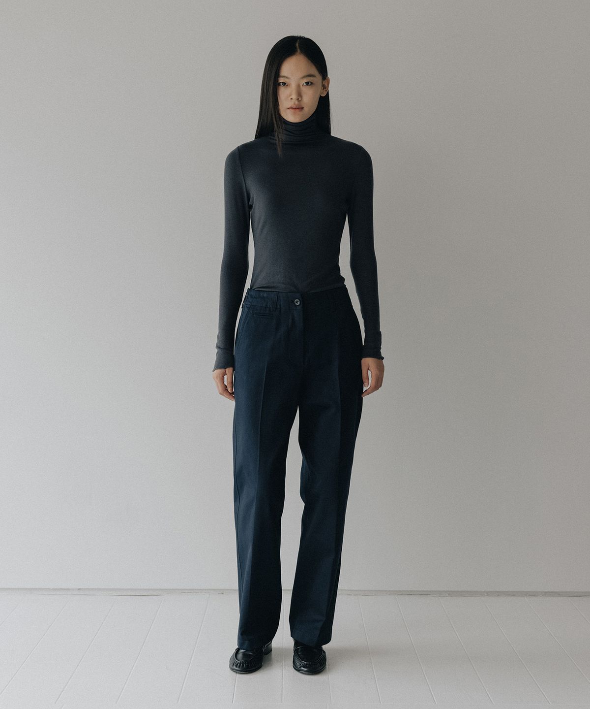 블랭크룸 우먼(BLANKROOM HER) 레터스 롤 넥_CHARCOAL NAVY