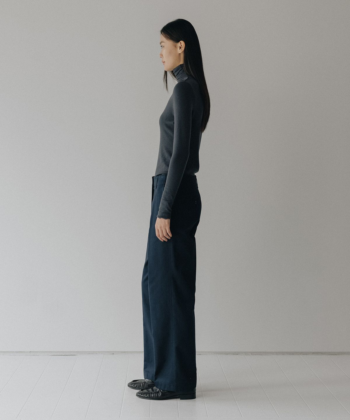 블랭크룸 우먼(BLANKROOM HER) 레터스 롤 넥_CHARCOAL NAVY