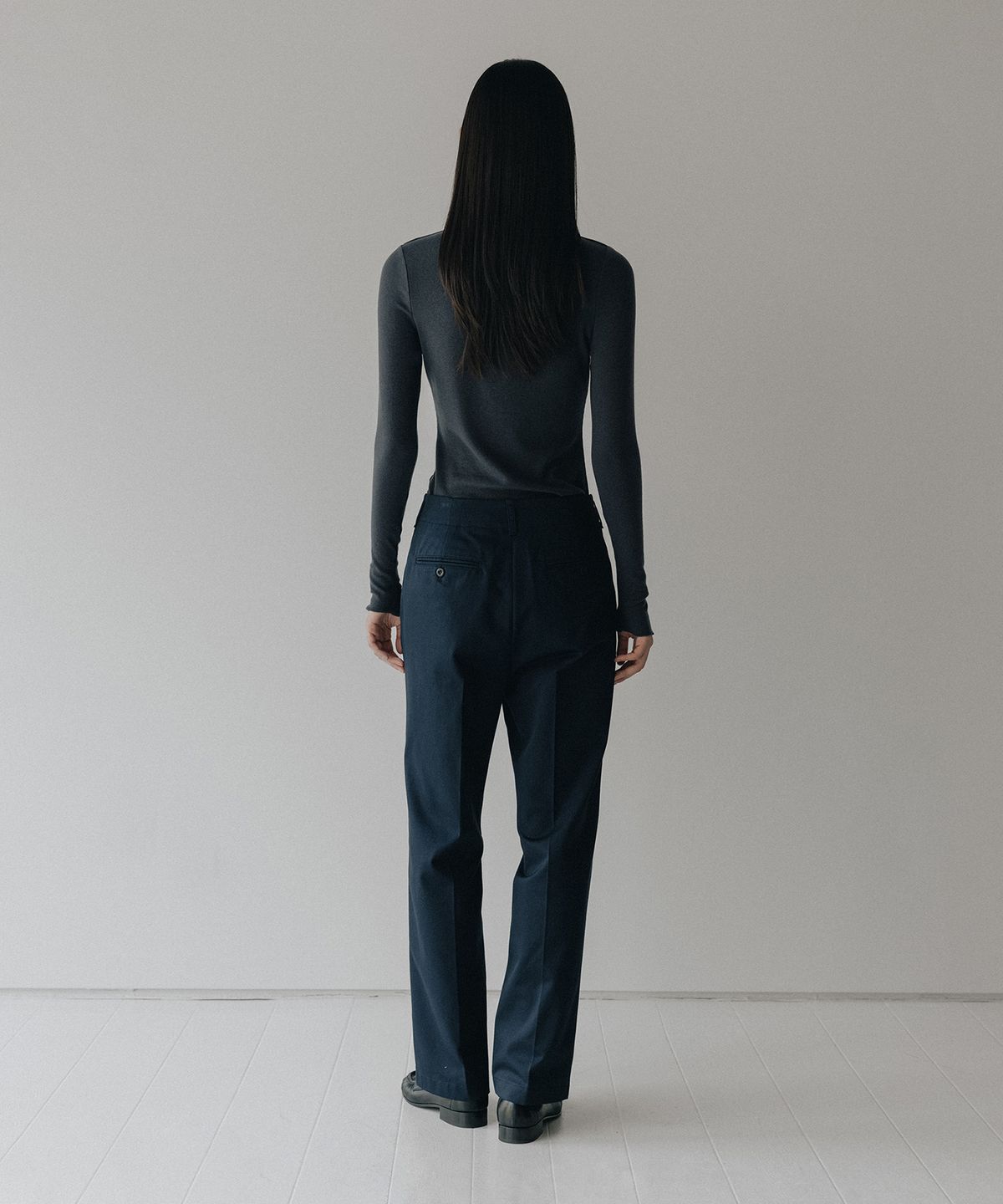 블랭크룸 우먼(BLANKROOM HER) 레터스 롤 넥_CHARCOAL NAVY