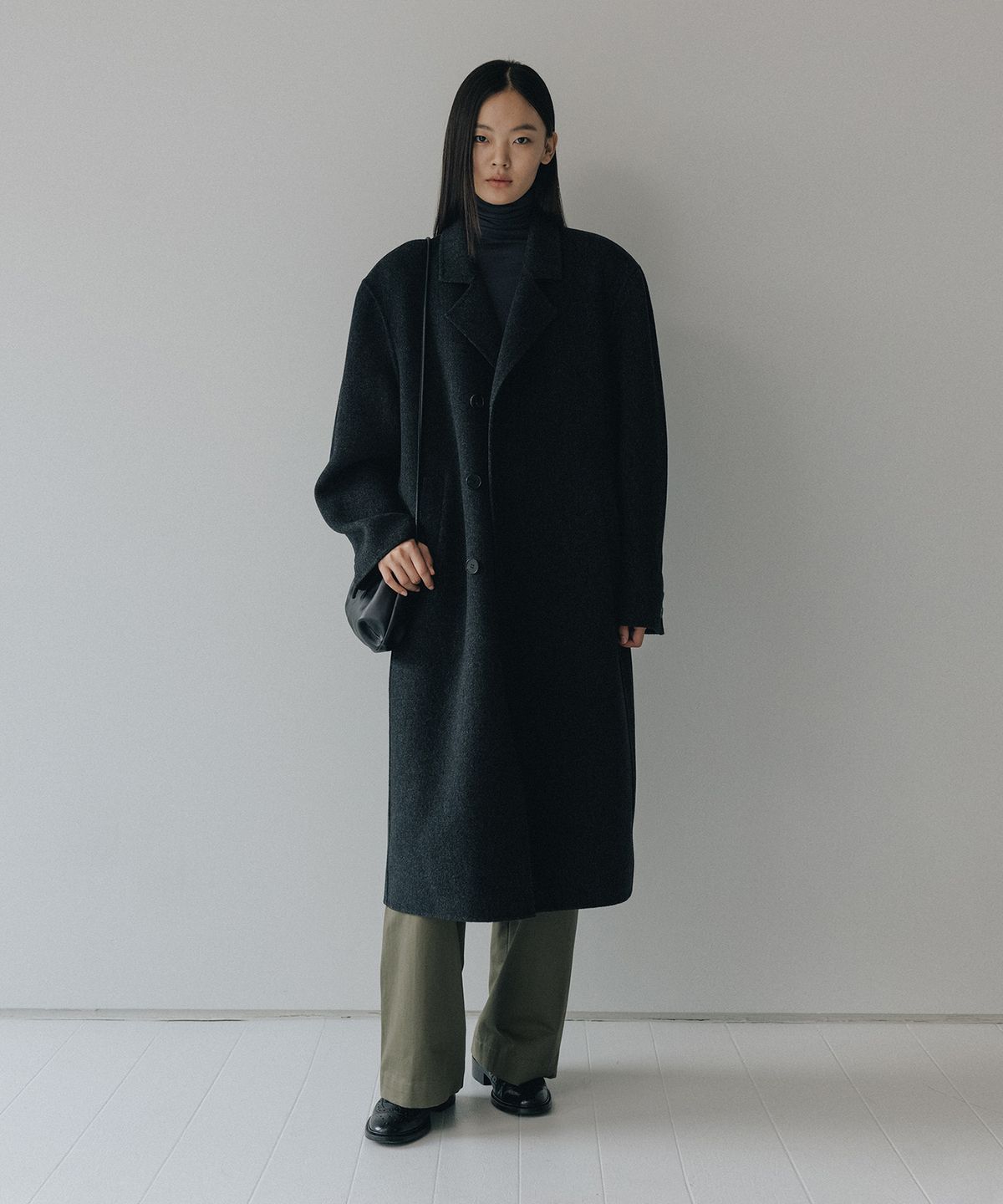 블랭크룸 우먼(BLANKROOM HER) 레터스 롤 넥_CHARCOAL NAVY