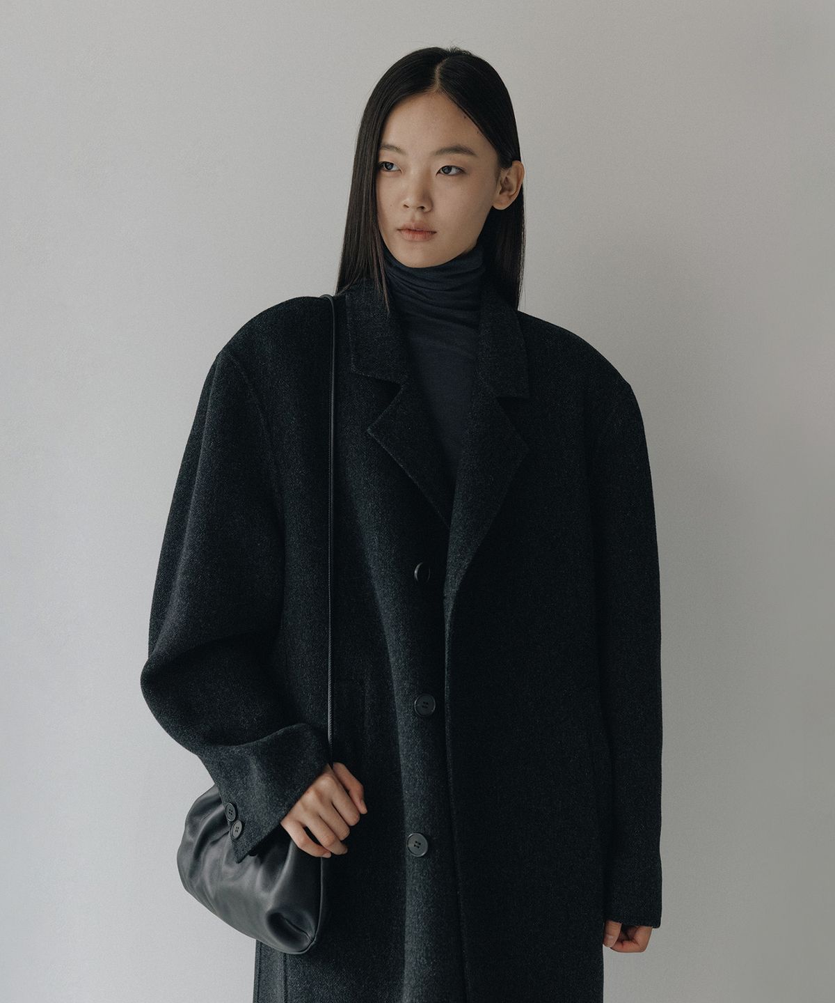 블랭크룸 우먼(BLANKROOM HER) 레터스 롤 넥_CHARCOAL NAVY