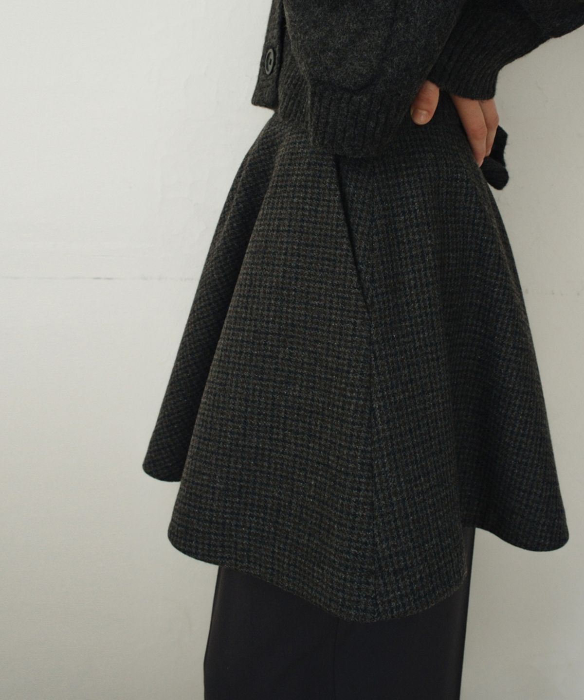 어나우트(UNNOUT) PREPPY CHECK WOOL SKIRT CHARCOAL