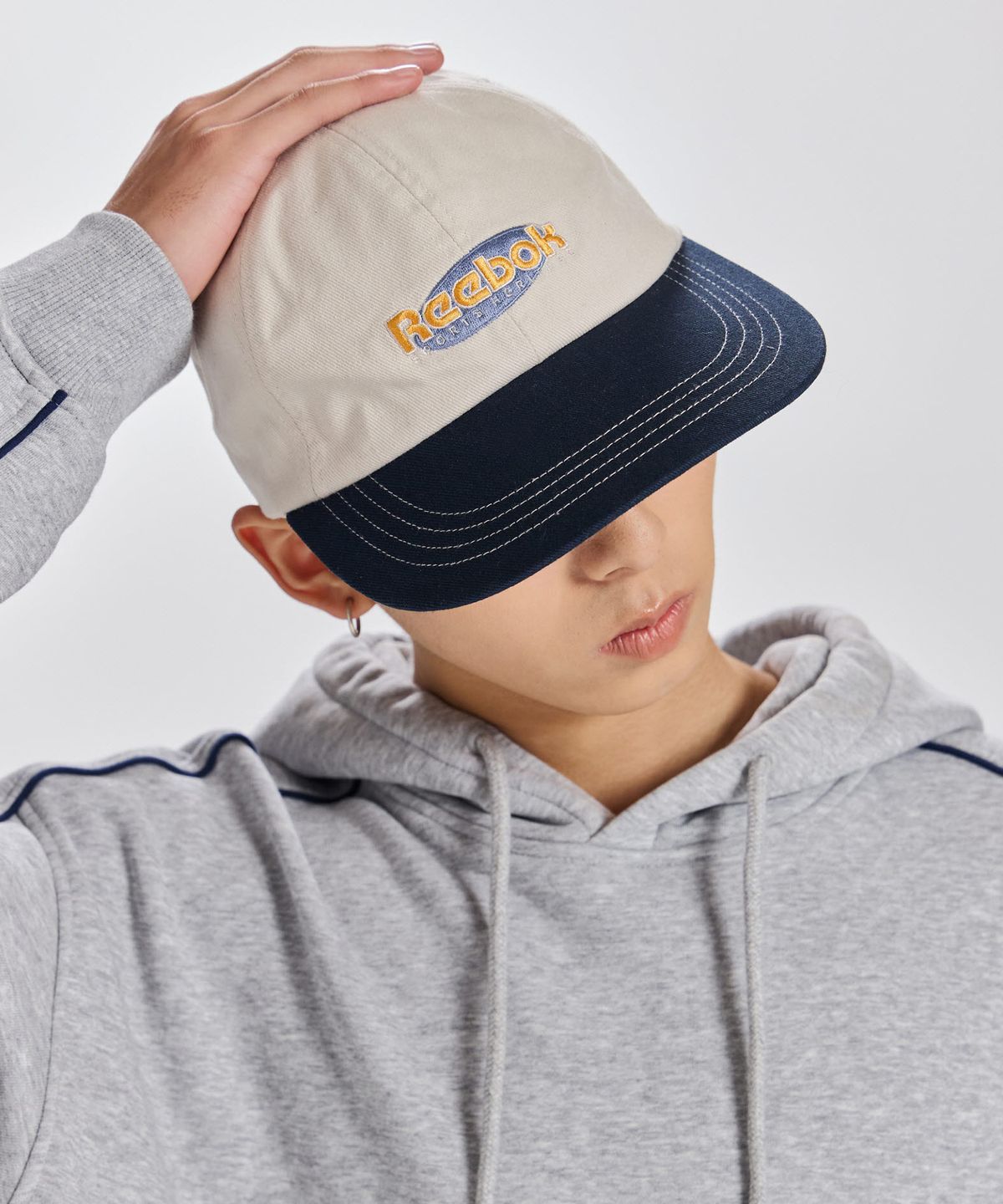 리복(REEBOK) 투톤 로고 볼캡 - 아이보리:네이비