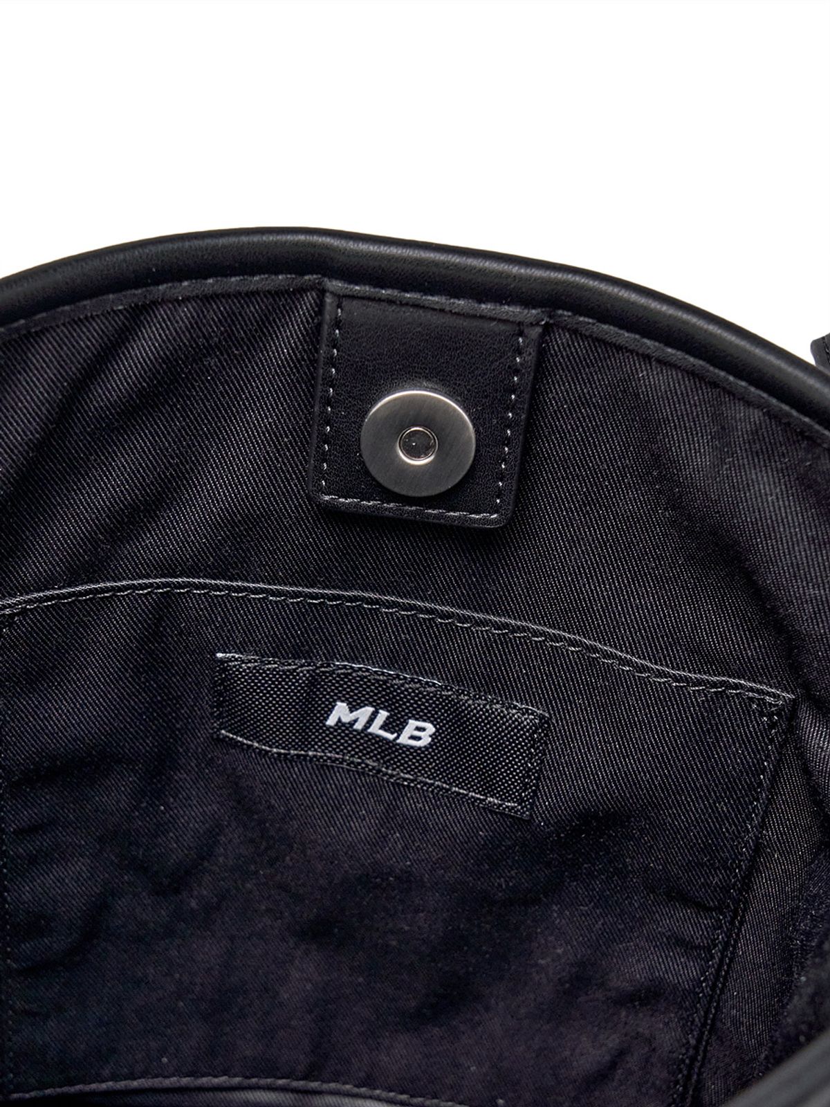 엠엘비(MLB) 모노그램 스웨이드 버킷백 NY (Black)