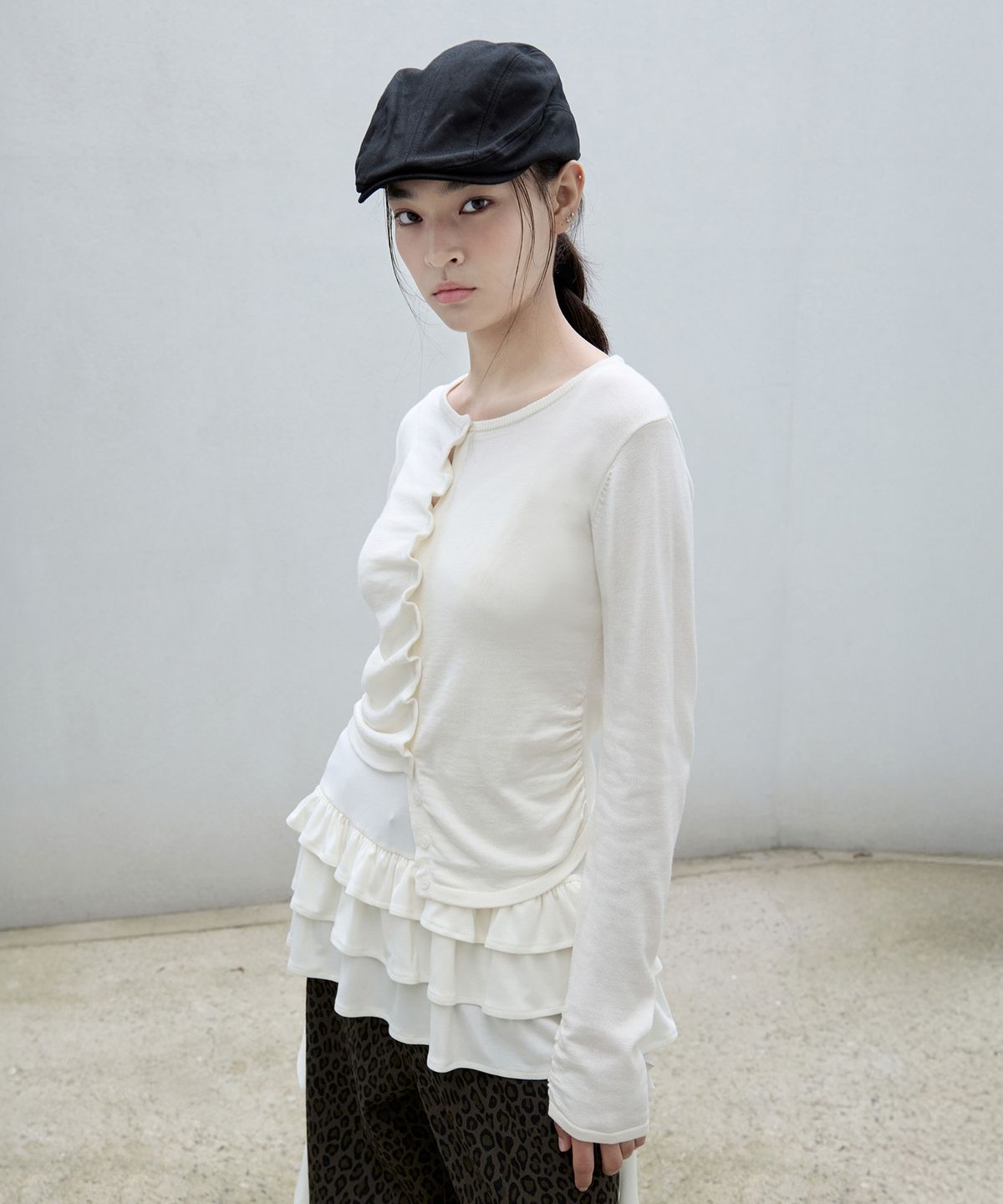 로라로라(ROLAROLA) SHIRRING BUTTON UNBALANCE CARDIGAN IVORY