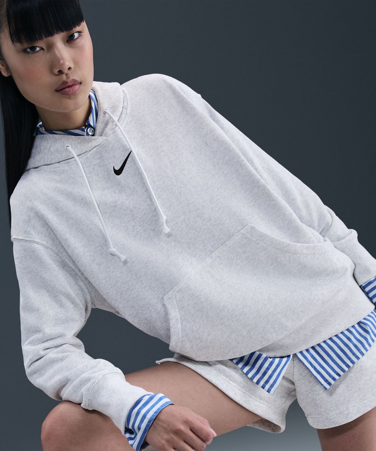 나이키(NIKE) 스포츠웨어 피닉스 플리스 오버사이즈 풀오버 후디 - 버치 헤더:블랙 / FZ7197-051