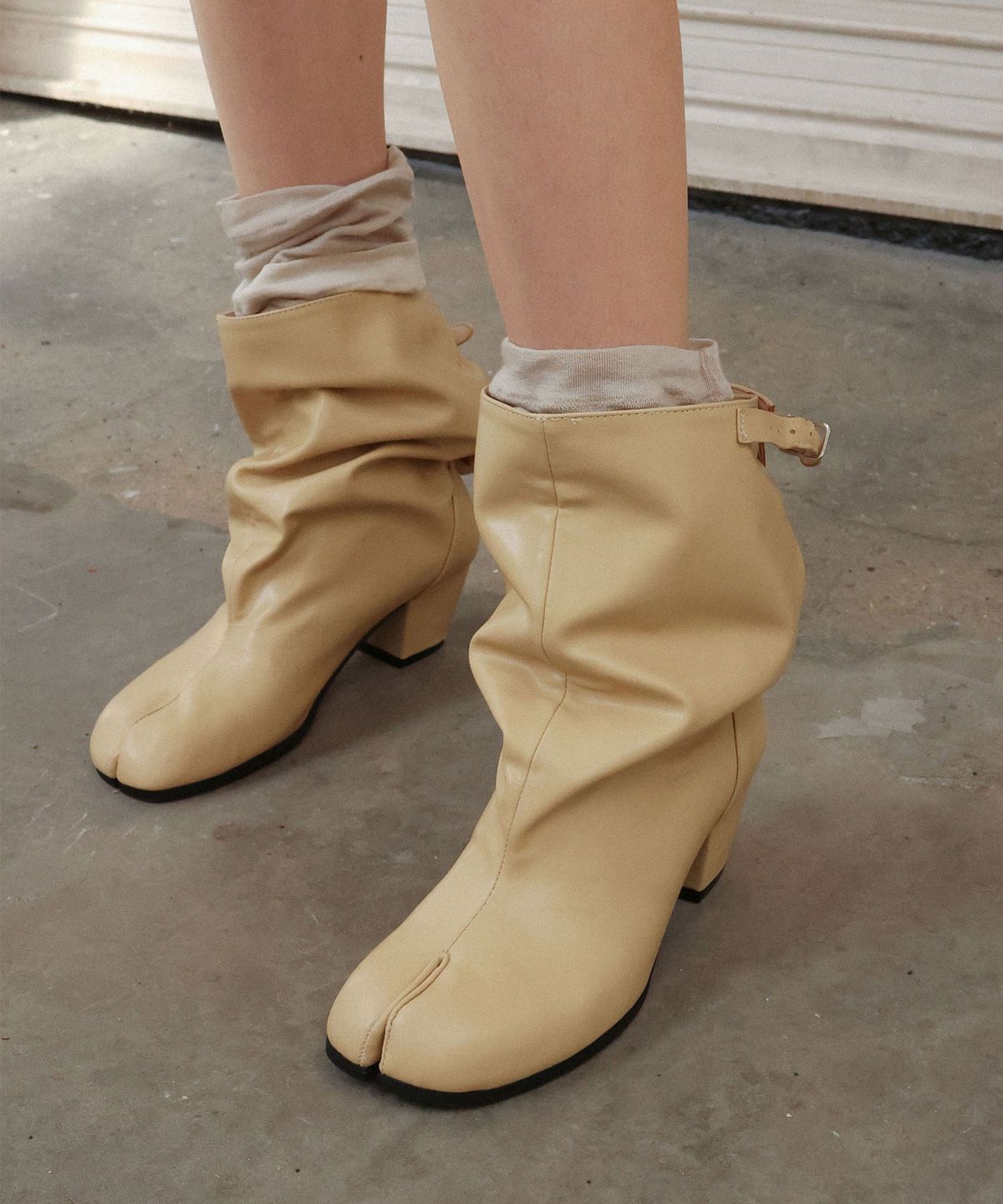 페이즈(PAES) Wide Buckle Tabi Boots / Lemon Beige