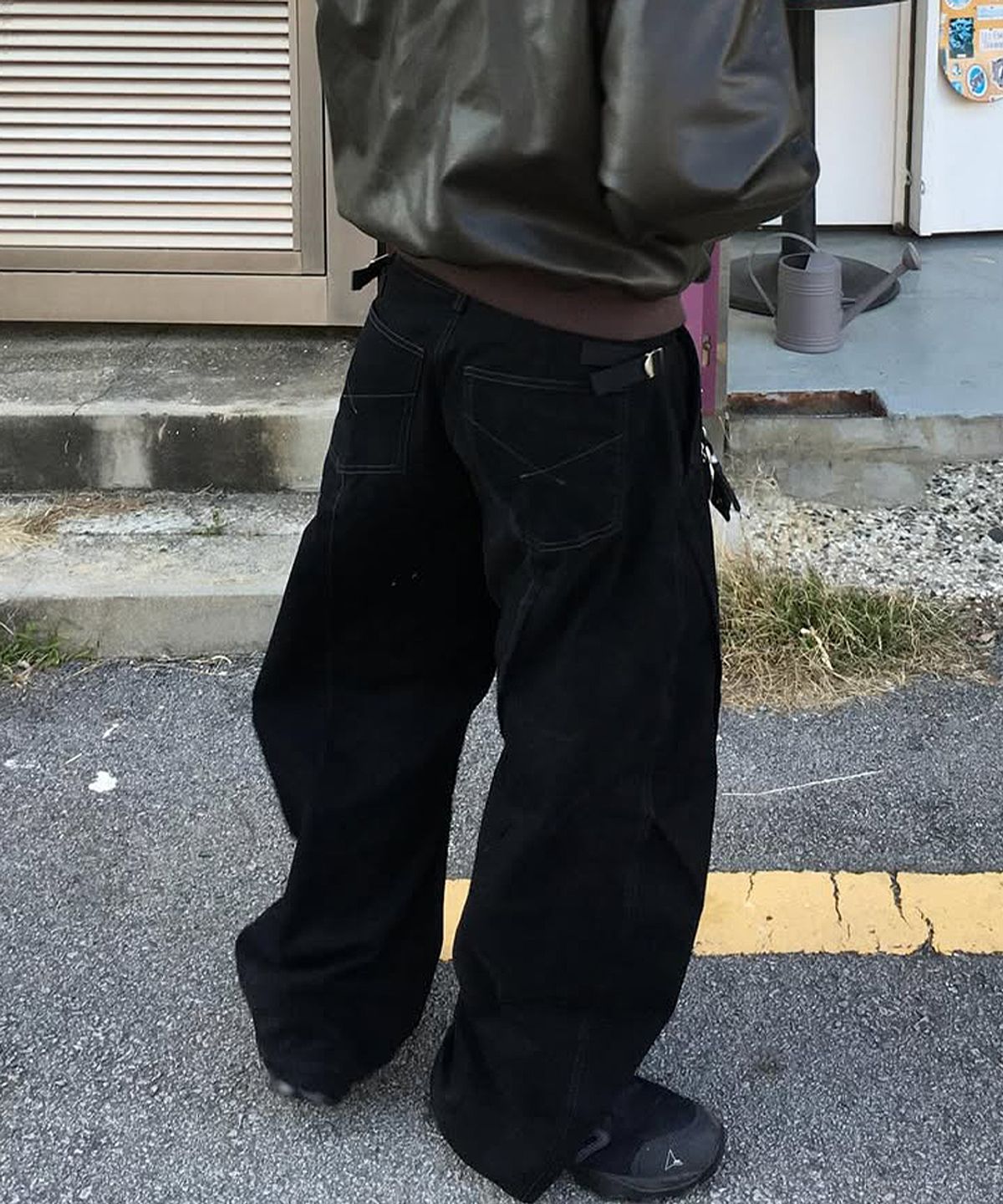 인템포무드(INTEMPOMOOD) 뉴하운 커브드 팬츠_블랙