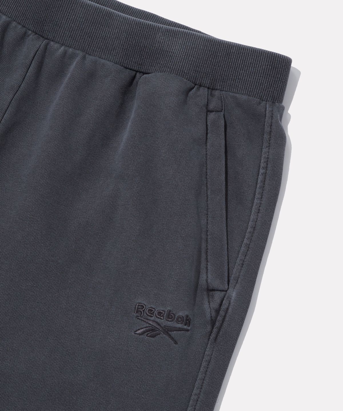 리복(REEBOK) 가먼트다잉 릴렉스 핏 와이드 스트레이트 팬츠 - 다크 그레이