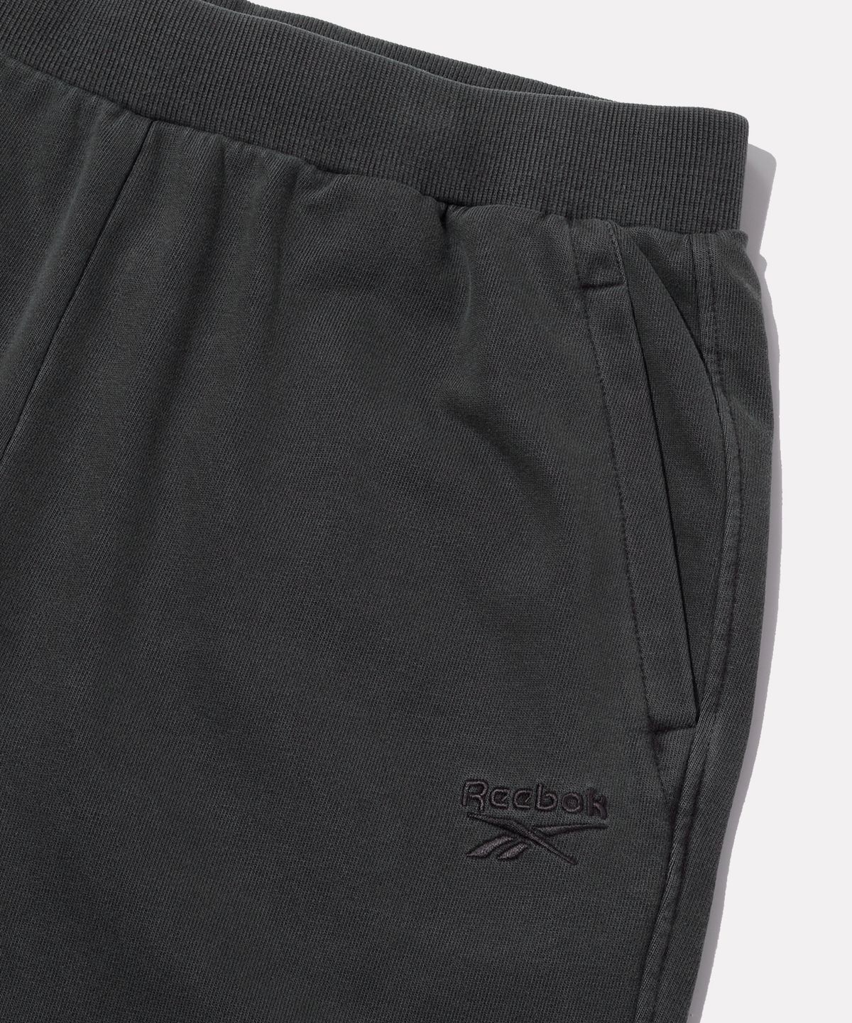 리복(REEBOK) 가먼트다잉 릴렉스 핏 와이드 조거 팬츠 - 블랙