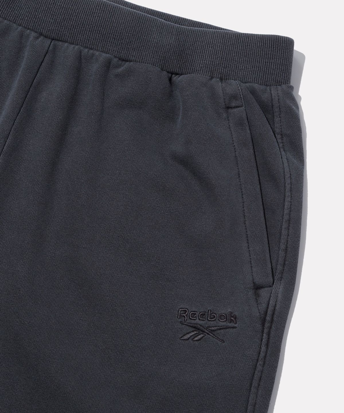 리복(REEBOK) 가먼트다잉 릴렉스 핏 와이드 조거 팬츠 - 다크 그레이