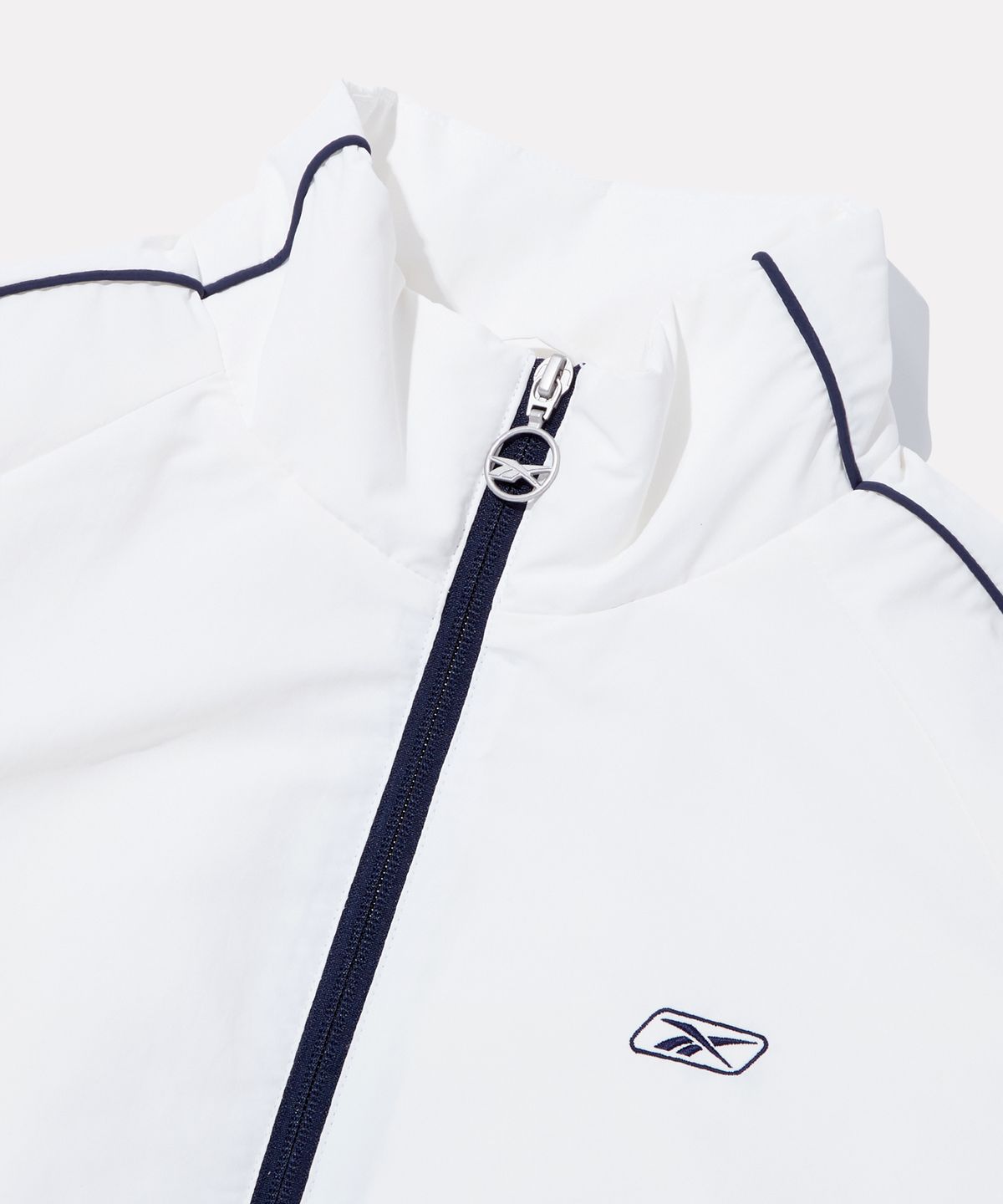 리복(REEBOK) 프리미어 크롭 트랙 경량 패딩 (W) - 오프 화이트