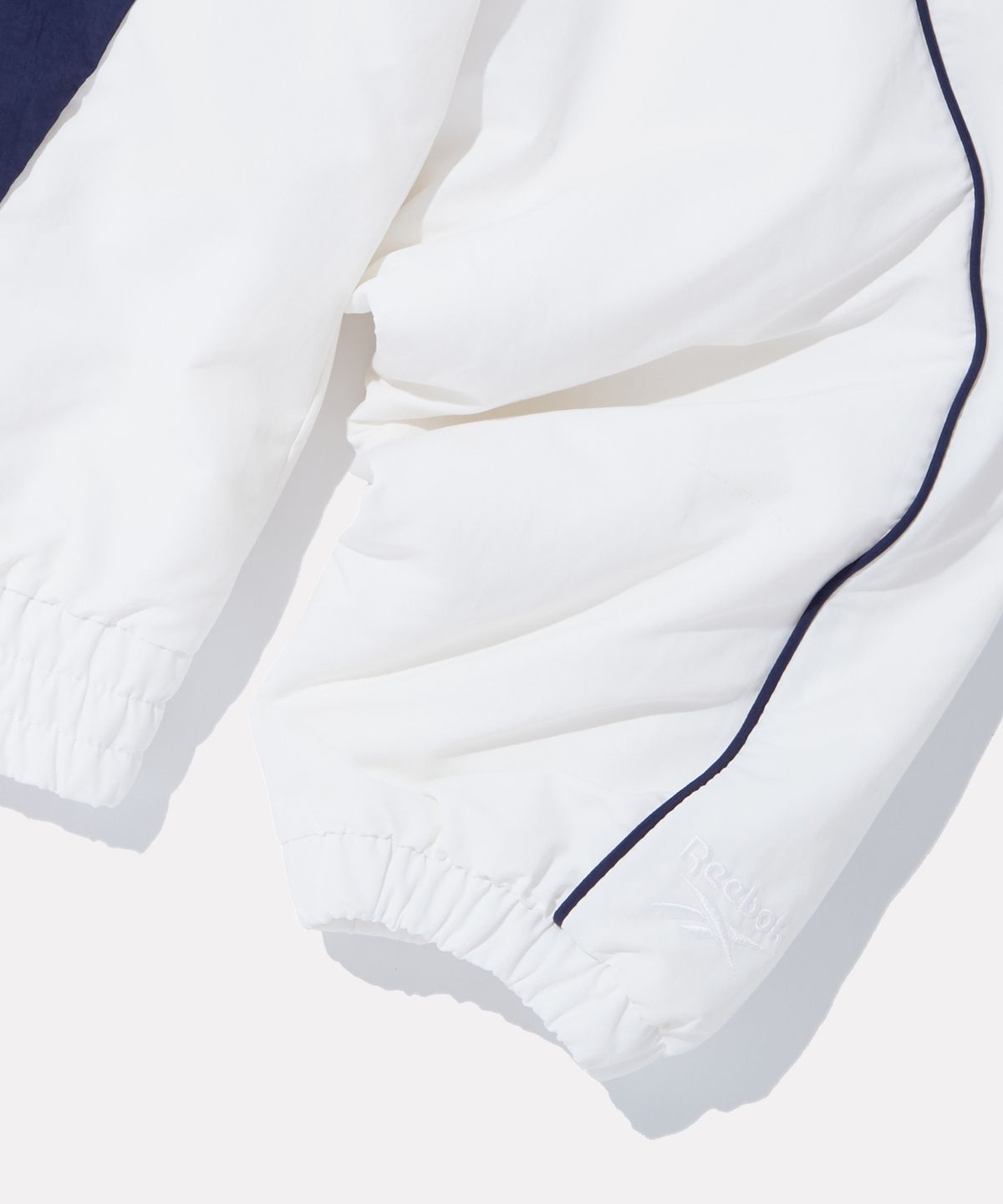 리복(REEBOK) 프리미어 크롭 트랙 경량 패딩 (W) - 오프 화이트