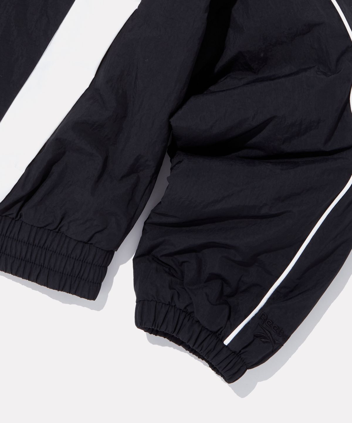 리복(REEBOK) 프리미어 크롭 트랙 경량 패딩 (W) - 블랙