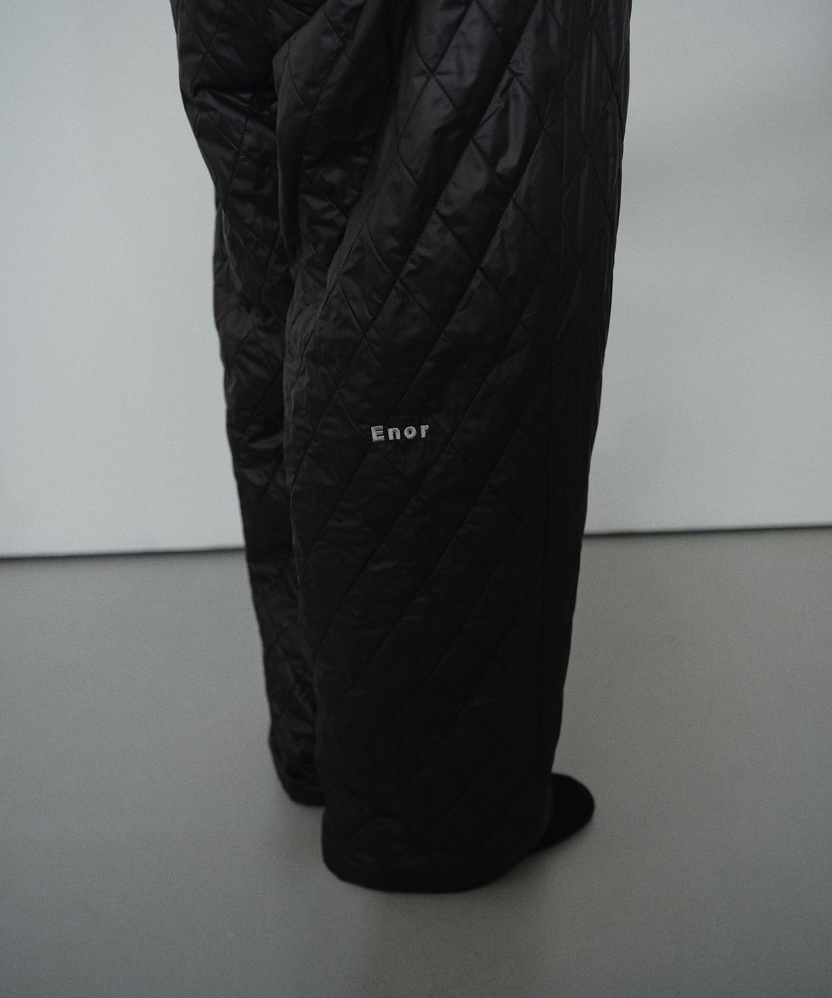 엔오르(EN OR) [CORE] QUILTED BANDING PANTS - BLACK