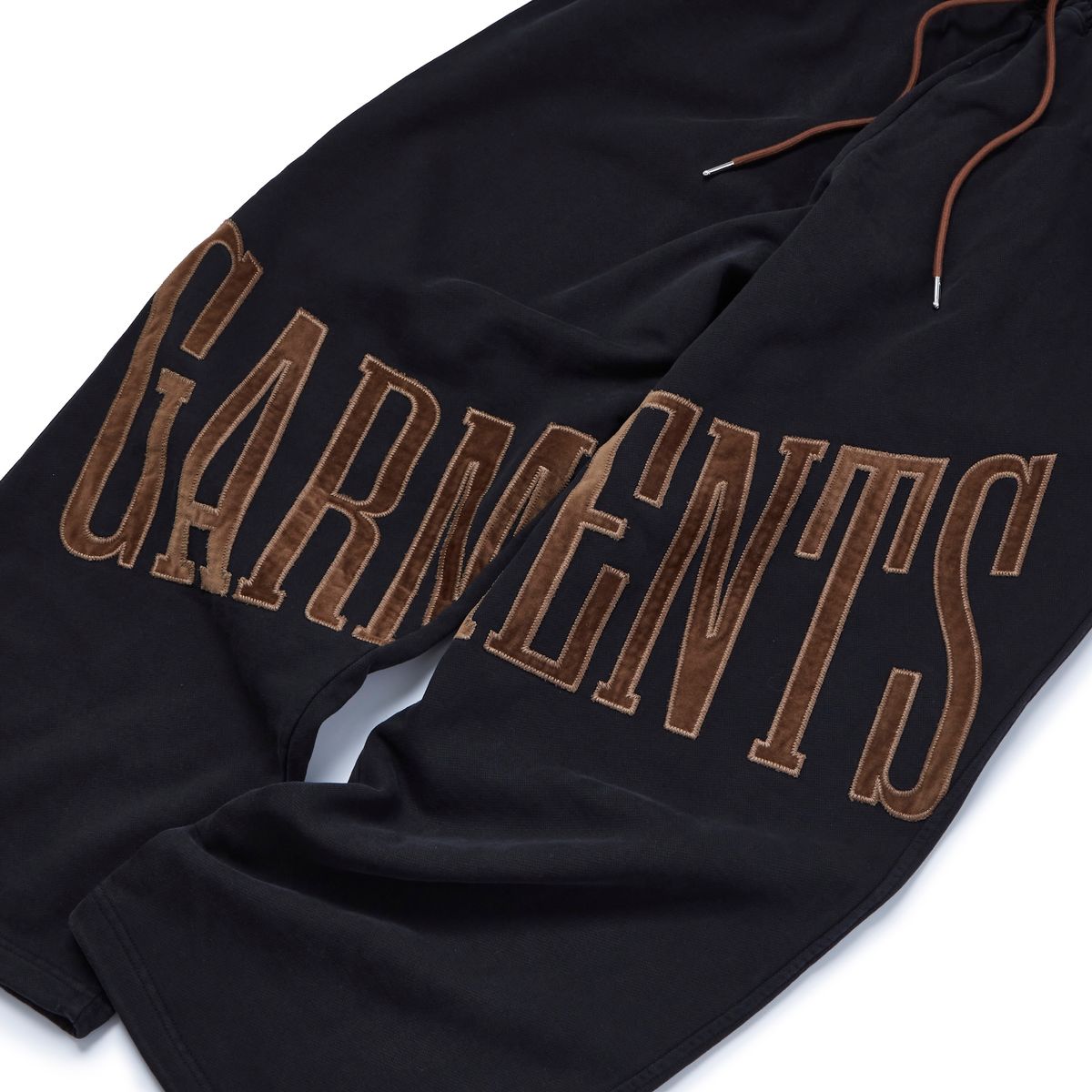가먼츠팹(GARMENTS FAB) Velvet Applique Sweatpants (BLACK)