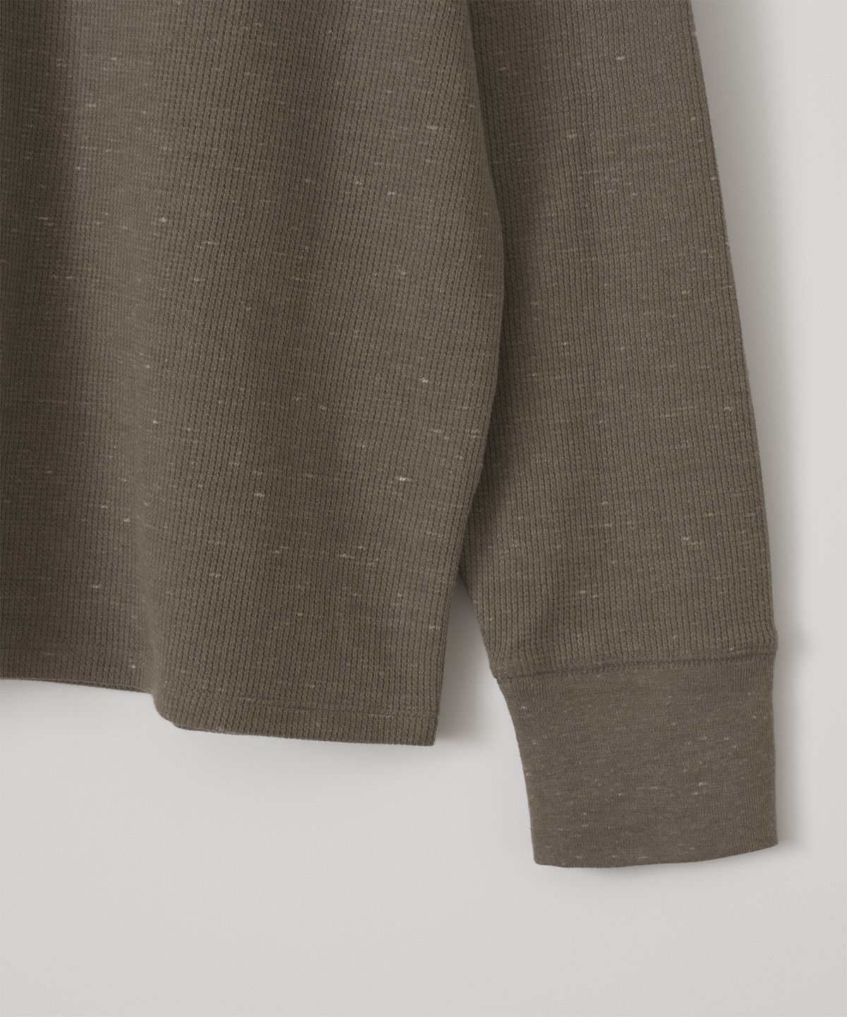 어나더 오피스(ANOTHER OFFICE) Waffle Henley Pullover (Mild brown)
