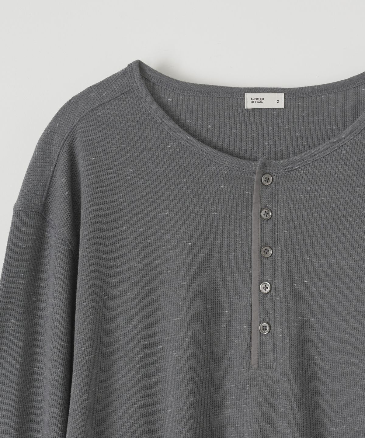 어나더 오피스(ANOTHER OFFICE) Waffle Henley Pullover (Frost gray)