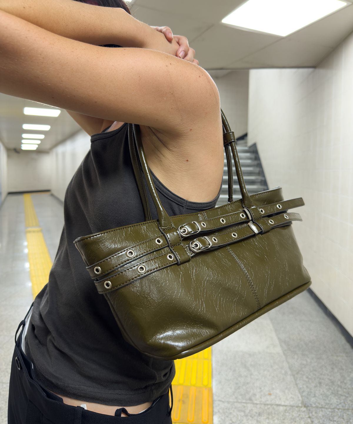 여밈(YEOMIM) mini belted boat bag (crack khaki)