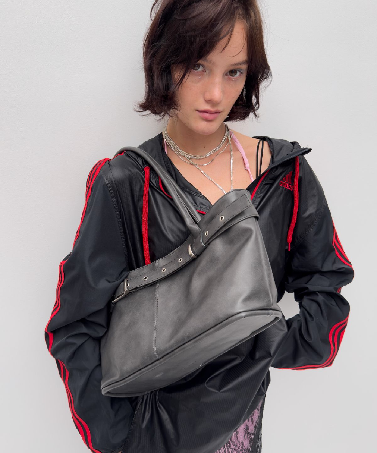 여밈(YEOMIM) belted boat bag (charcoal)