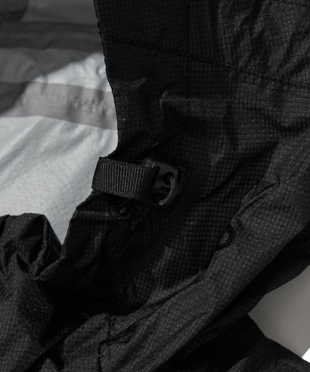 웰터 익스페리먼트(WELTER EXPERIMENT) VETRA SEALED WINDBREAKER JACKET_BLACK