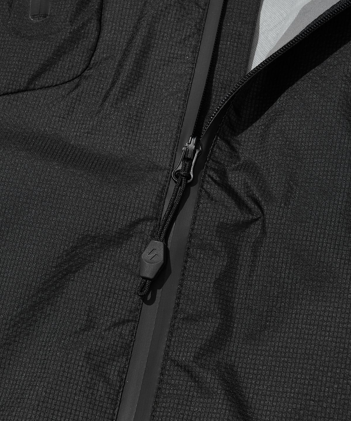웰터 익스페리먼트(WELTER EXPERIMENT) VETRA SEALED WINDBREAKER JACKET_BLACK