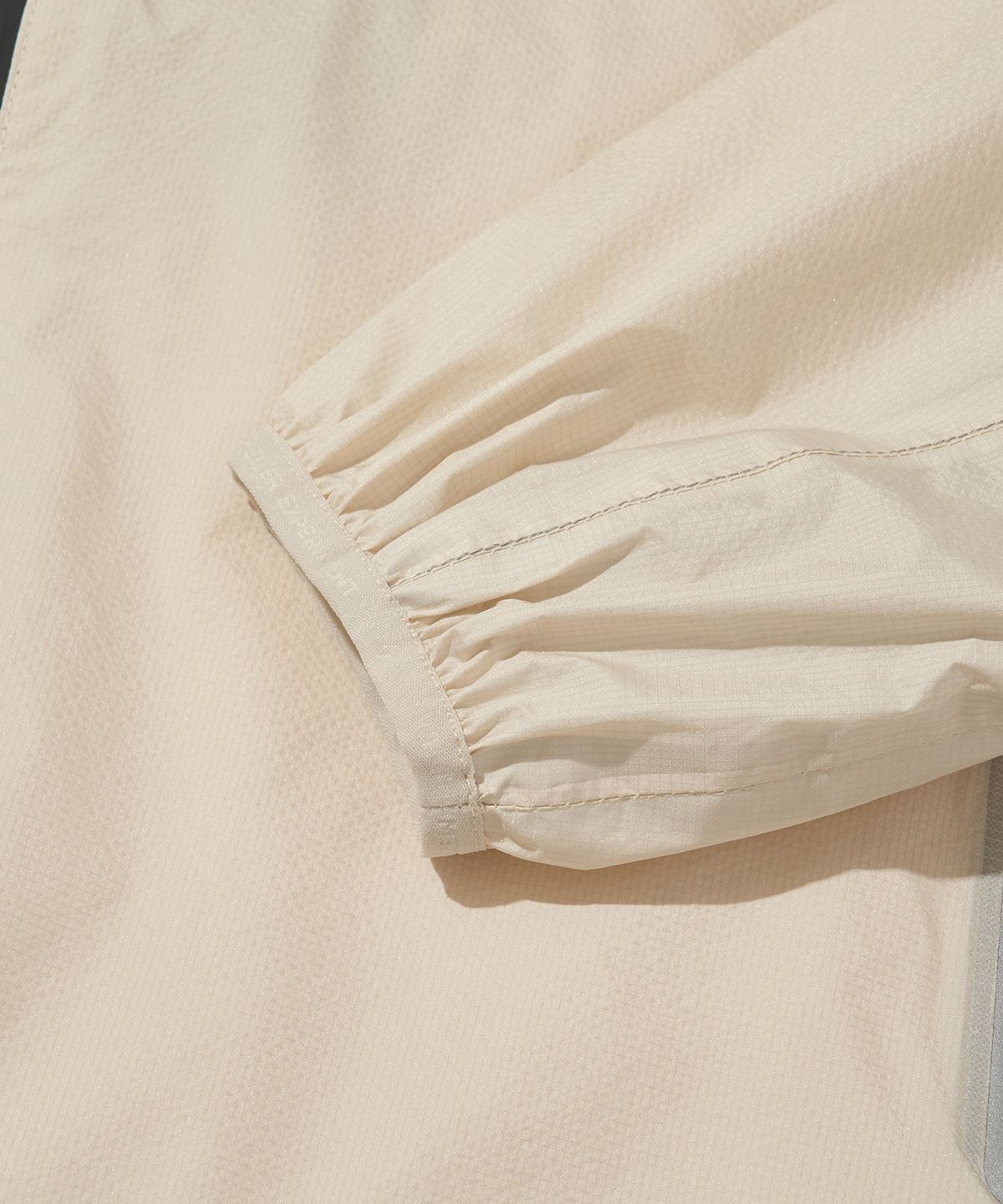 웰터 익스페리먼트(WELTER EXPERIMENT) VETRA SEALED WINDBREAKER JACKET_IVORY