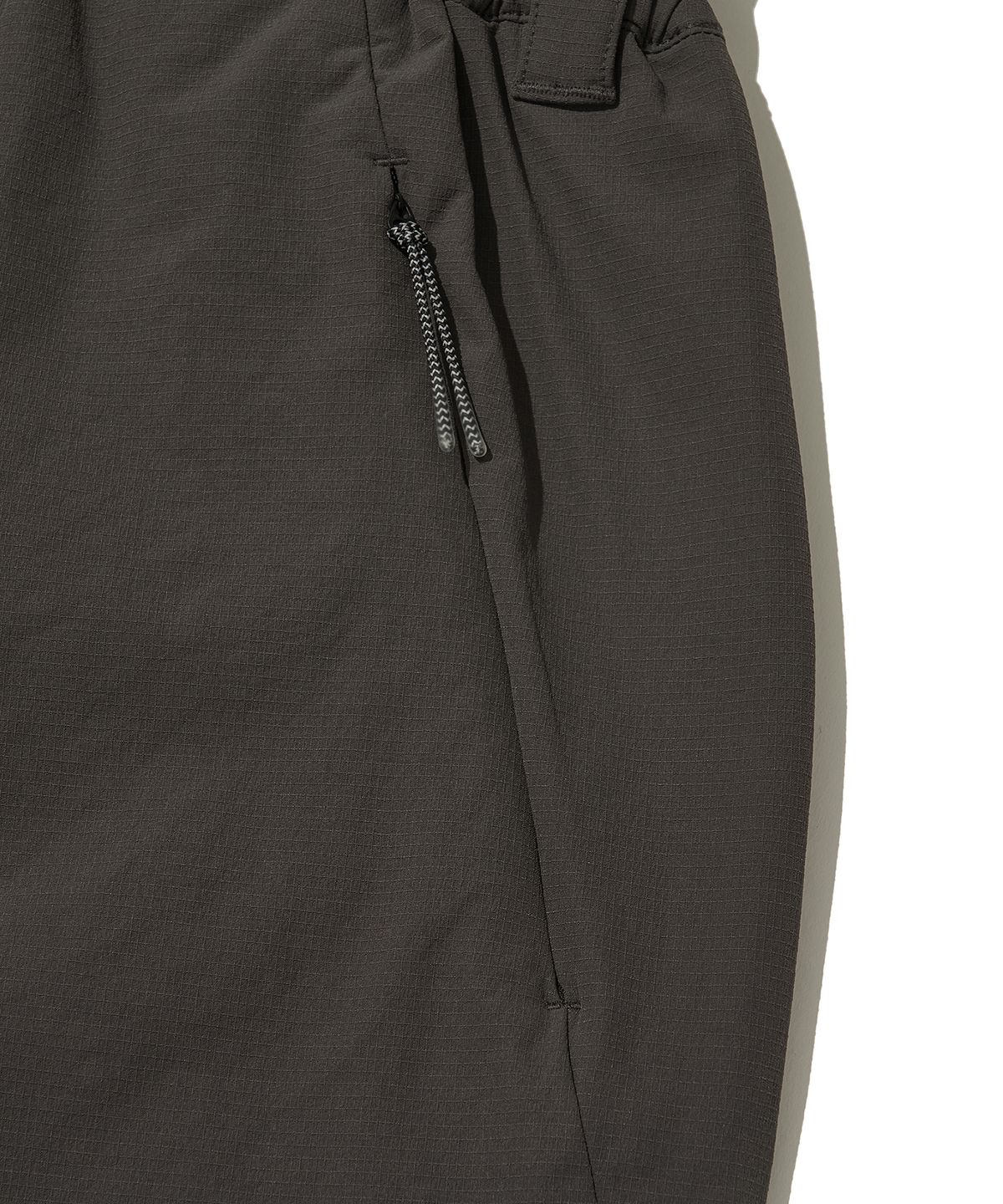웰터 익스페리먼트(WELTER EXPERIMENT) VENT HIKE+ PANTS_CHARCOAL