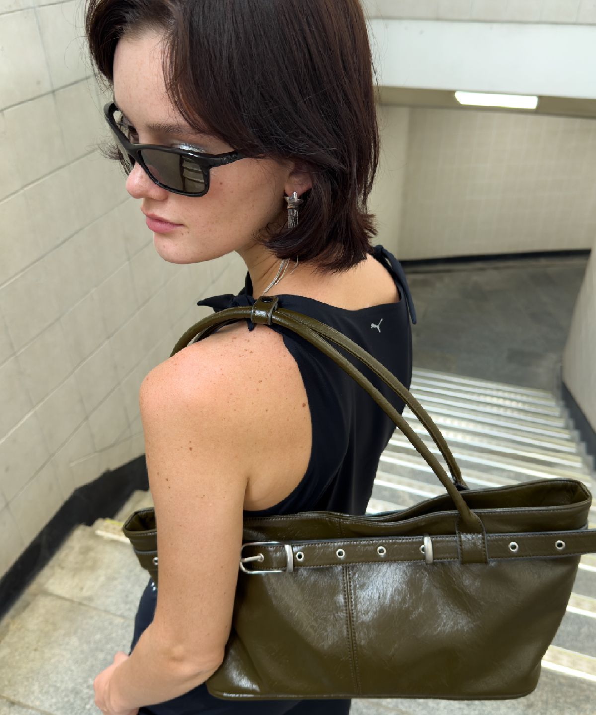 여밈(YEOMIM) belted boat bag (crack khaki)