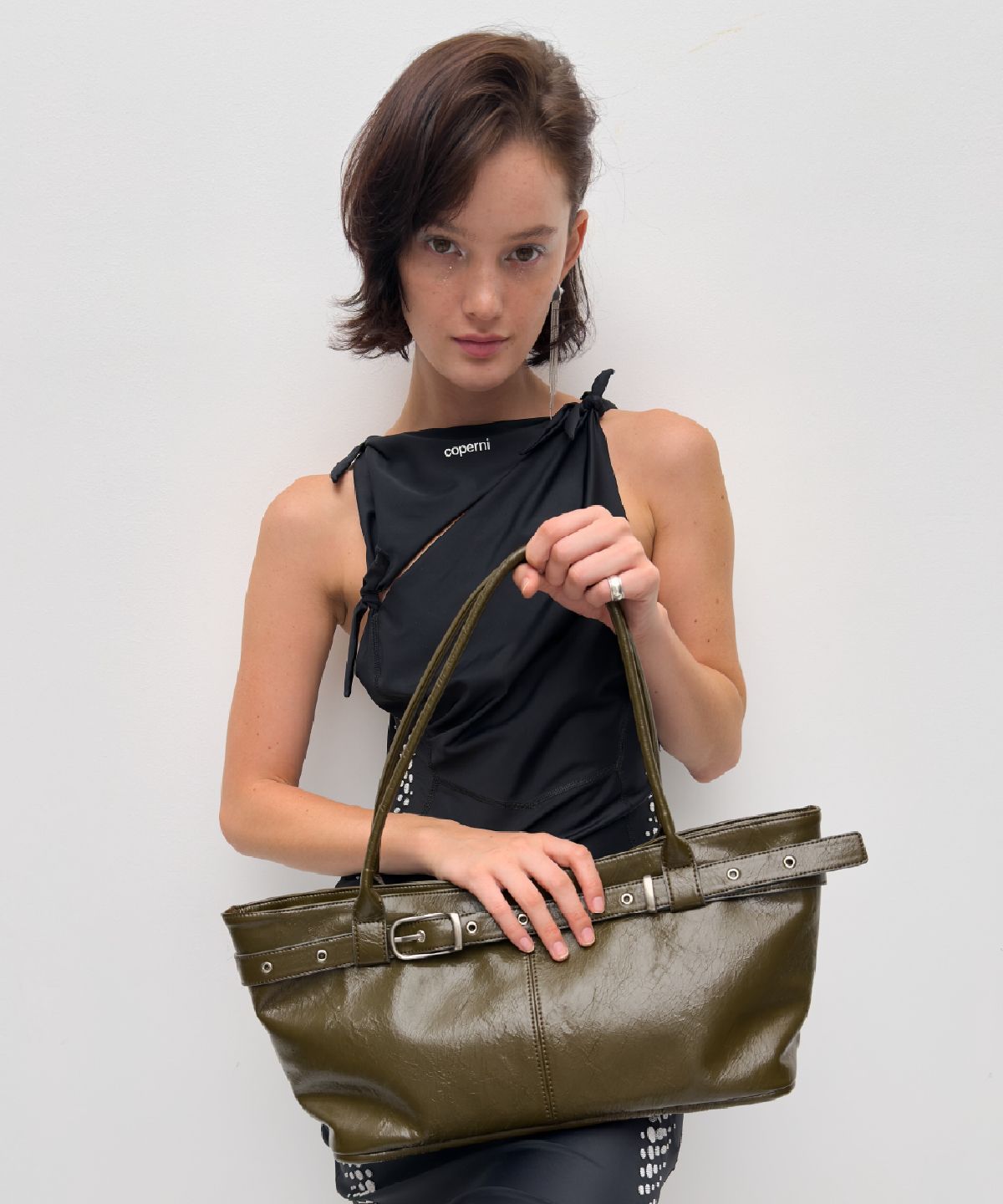 여밈(YEOMIM) belted boat bag (crack khaki)