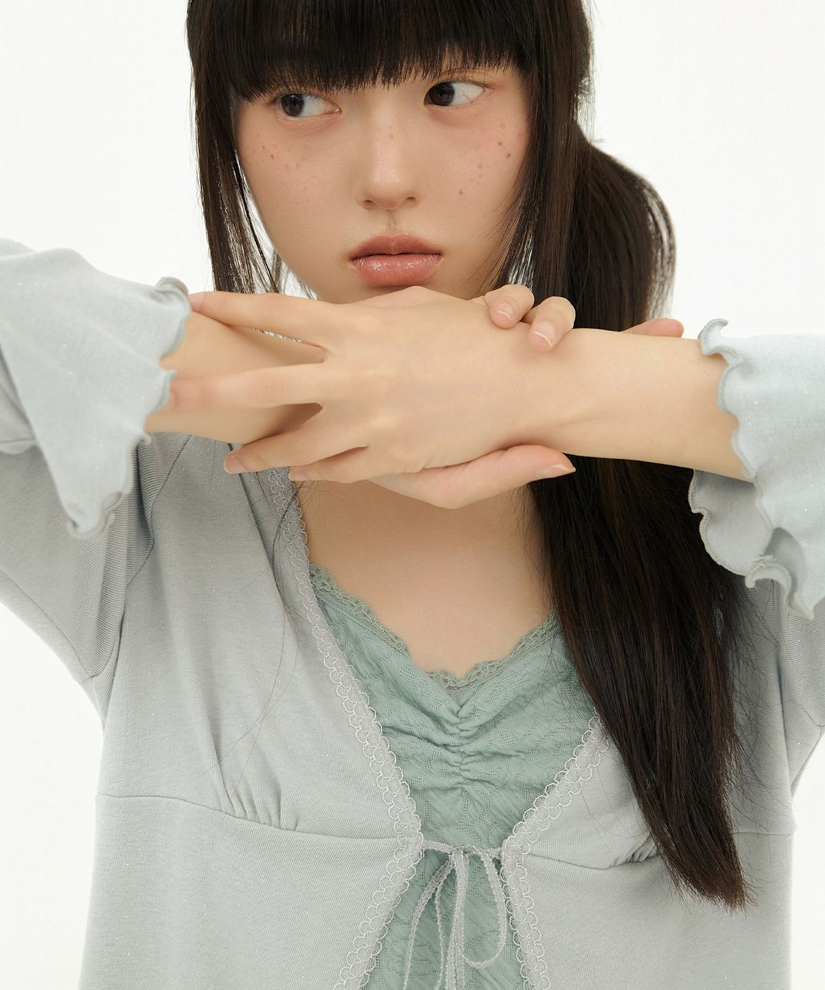 미레코(MIRECO) RIBBON GLITTER LACE CARDIGAN SKYBLUE