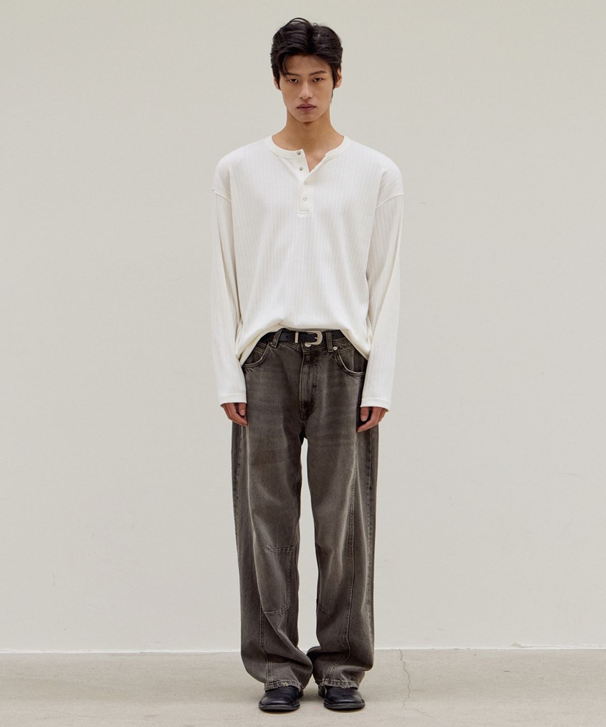 무드인사이드(MOOD INSIDE) 골지 스냅 헨리넥 롱슬리브_White