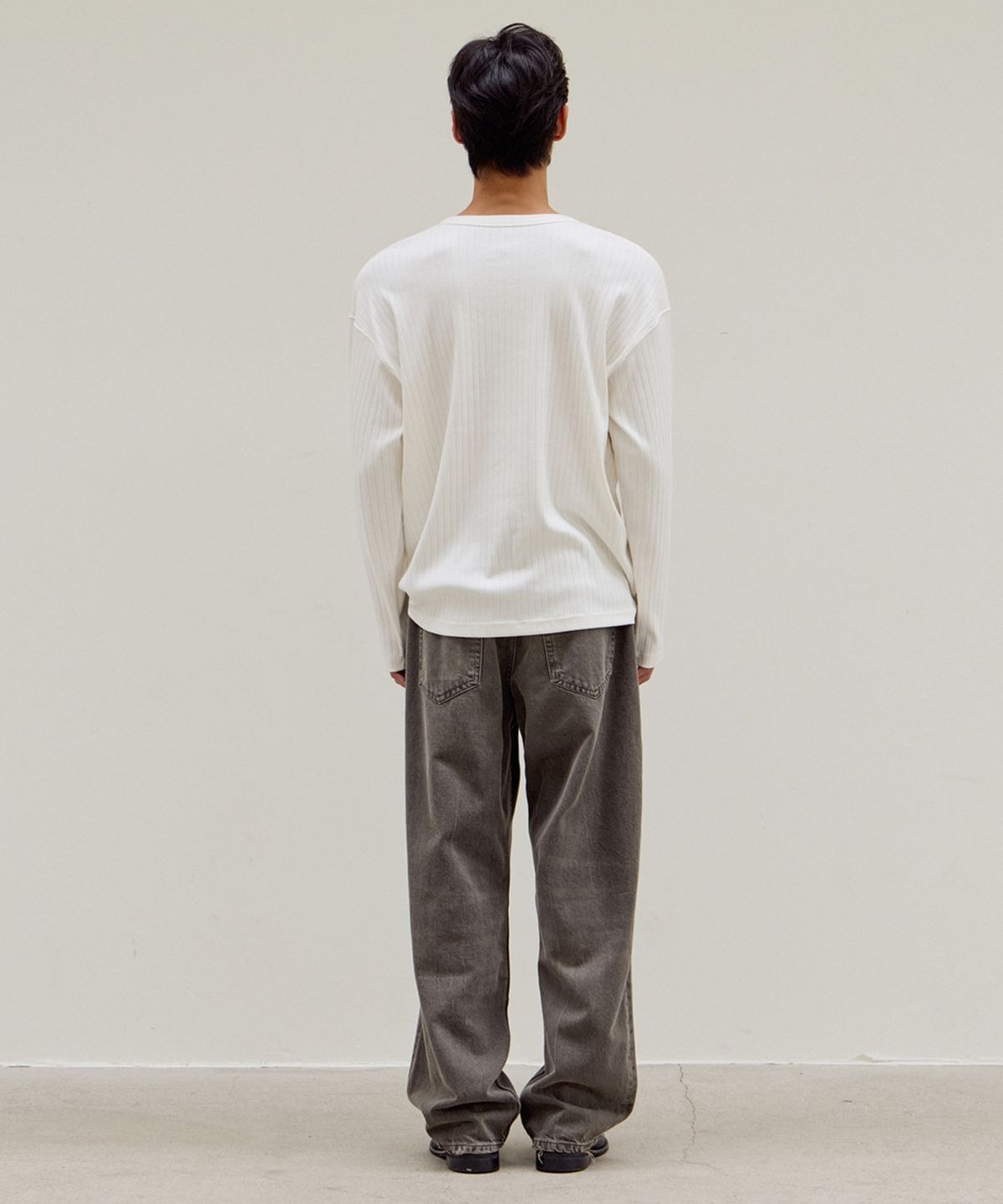 무드인사이드(MOOD INSIDE) 골지 스냅 헨리넥 롱슬리브_White