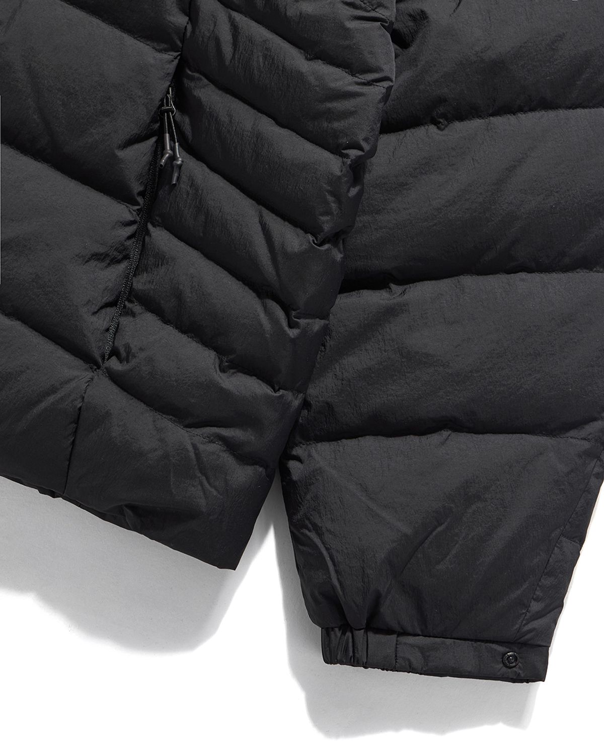 언어펙티드 에센셜(UNAFFECTED ESSENTIAL) LIGHT HOODED DOWN JUMPER / BLACK